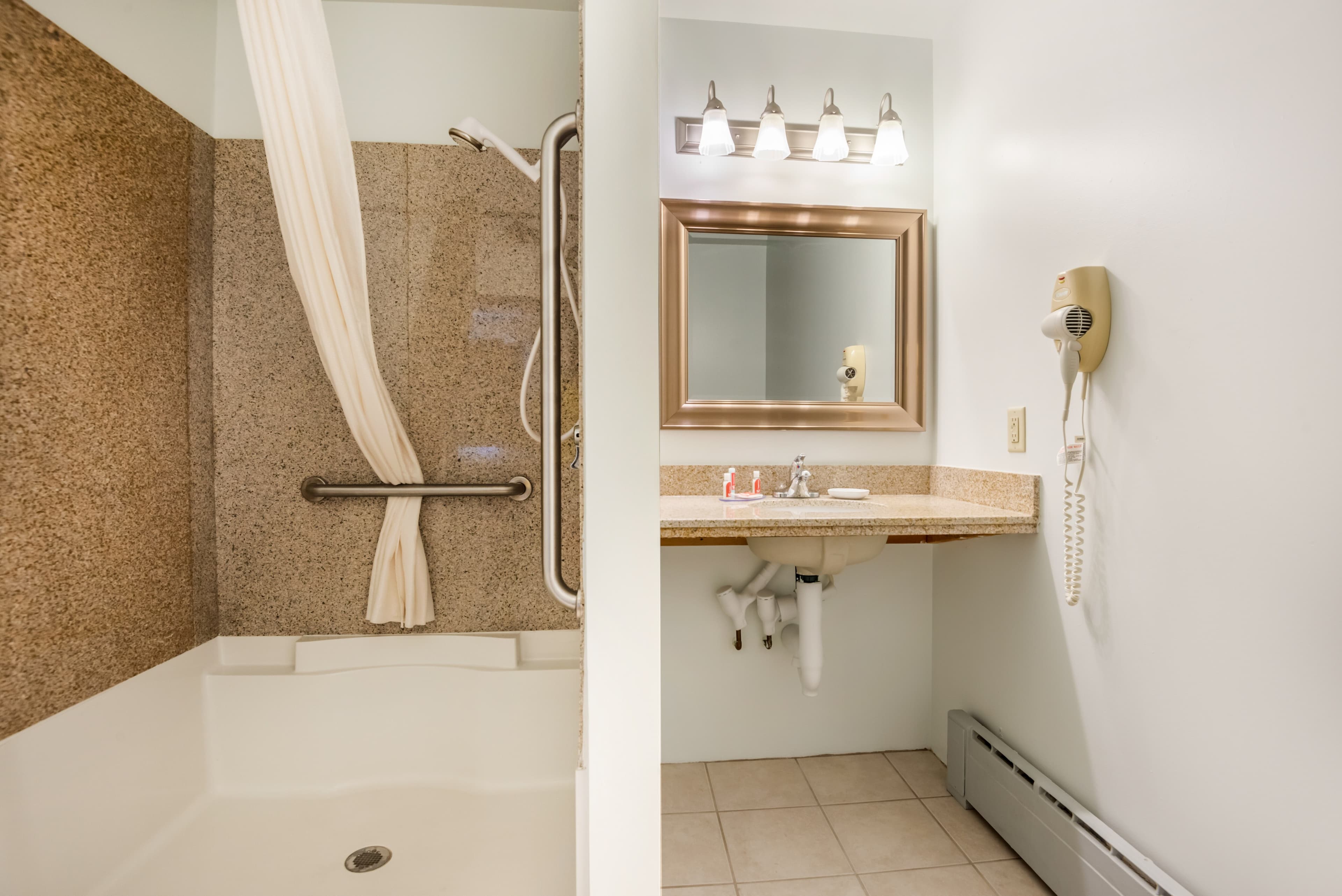 Econo Lodge Saint Albans — 11
