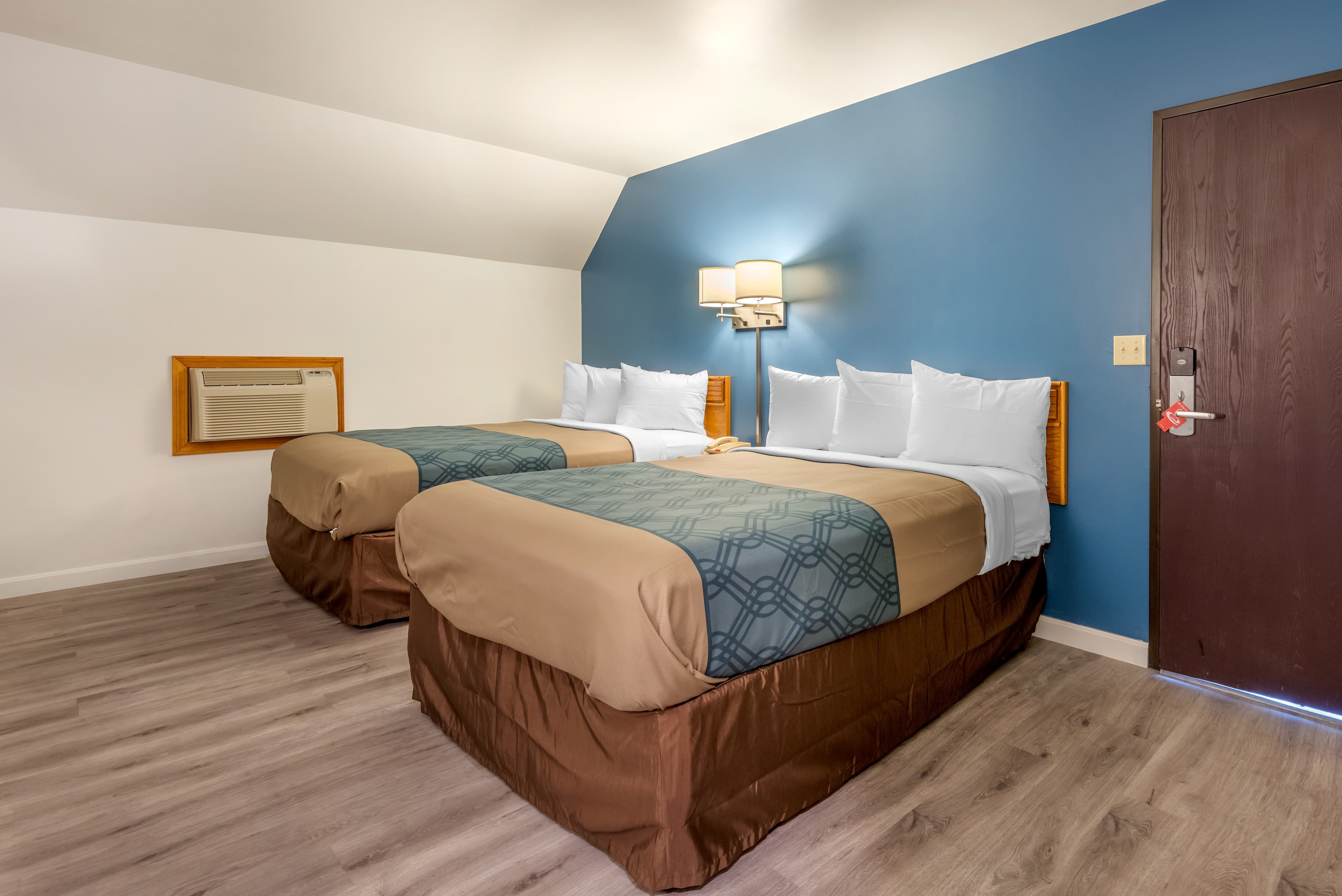 Econo Lodge Saint Albans - Image 2