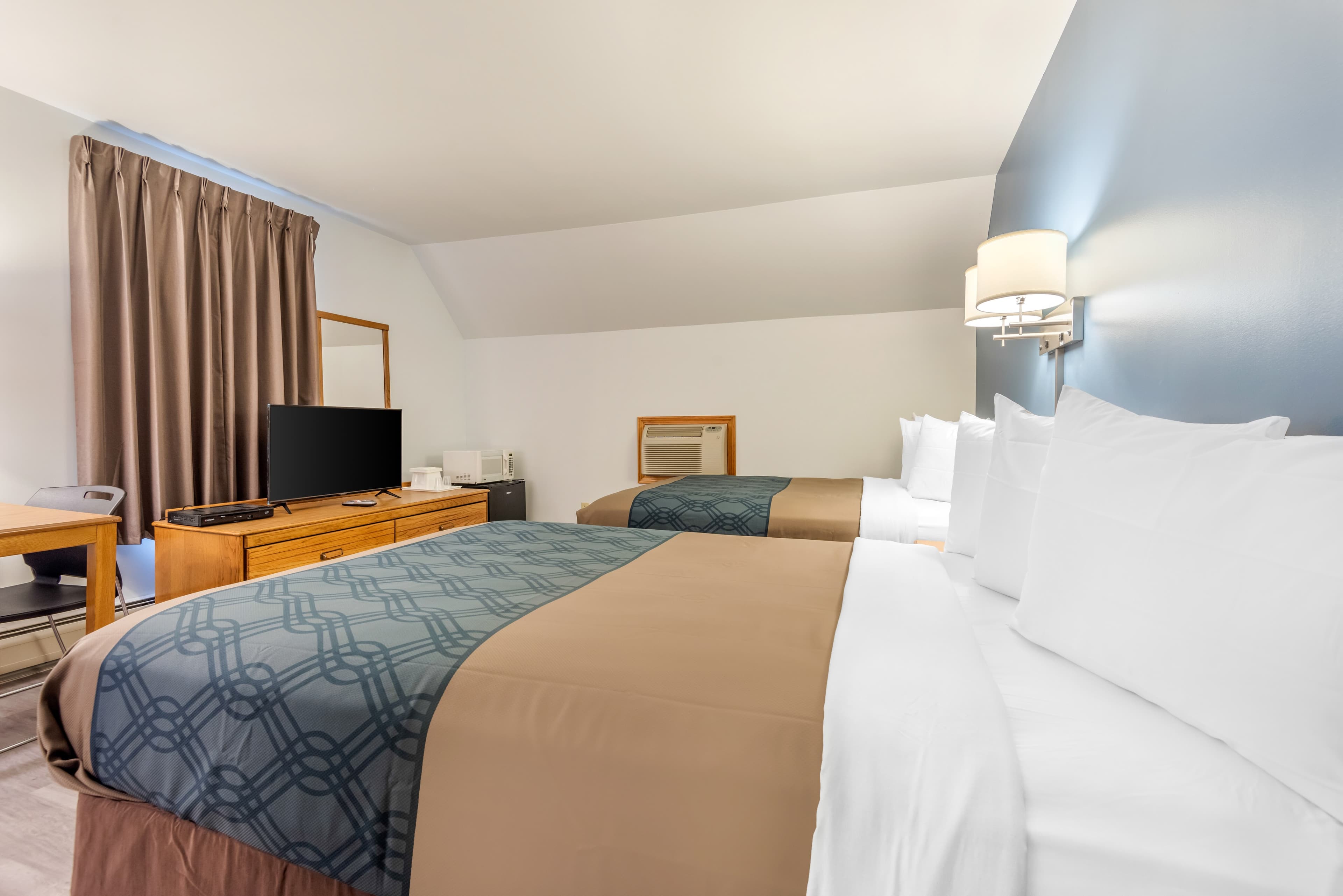 Econo Lodge Saint Albans - Image 3