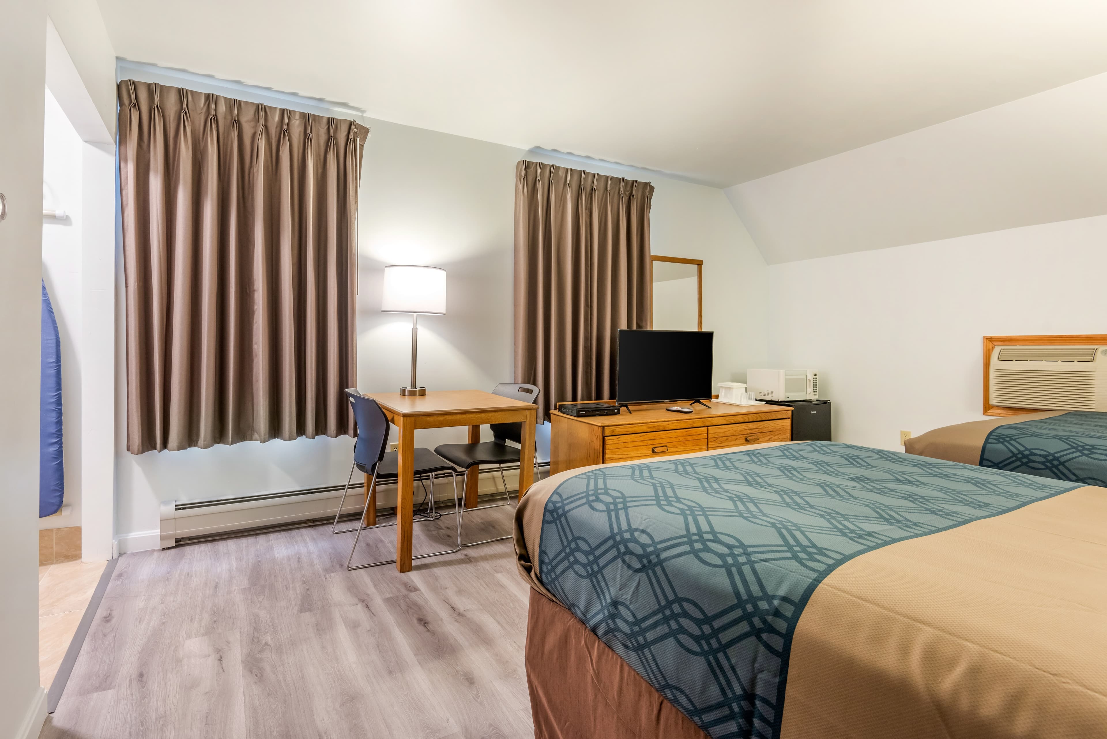 Econo Lodge Saint Albans - Image 4