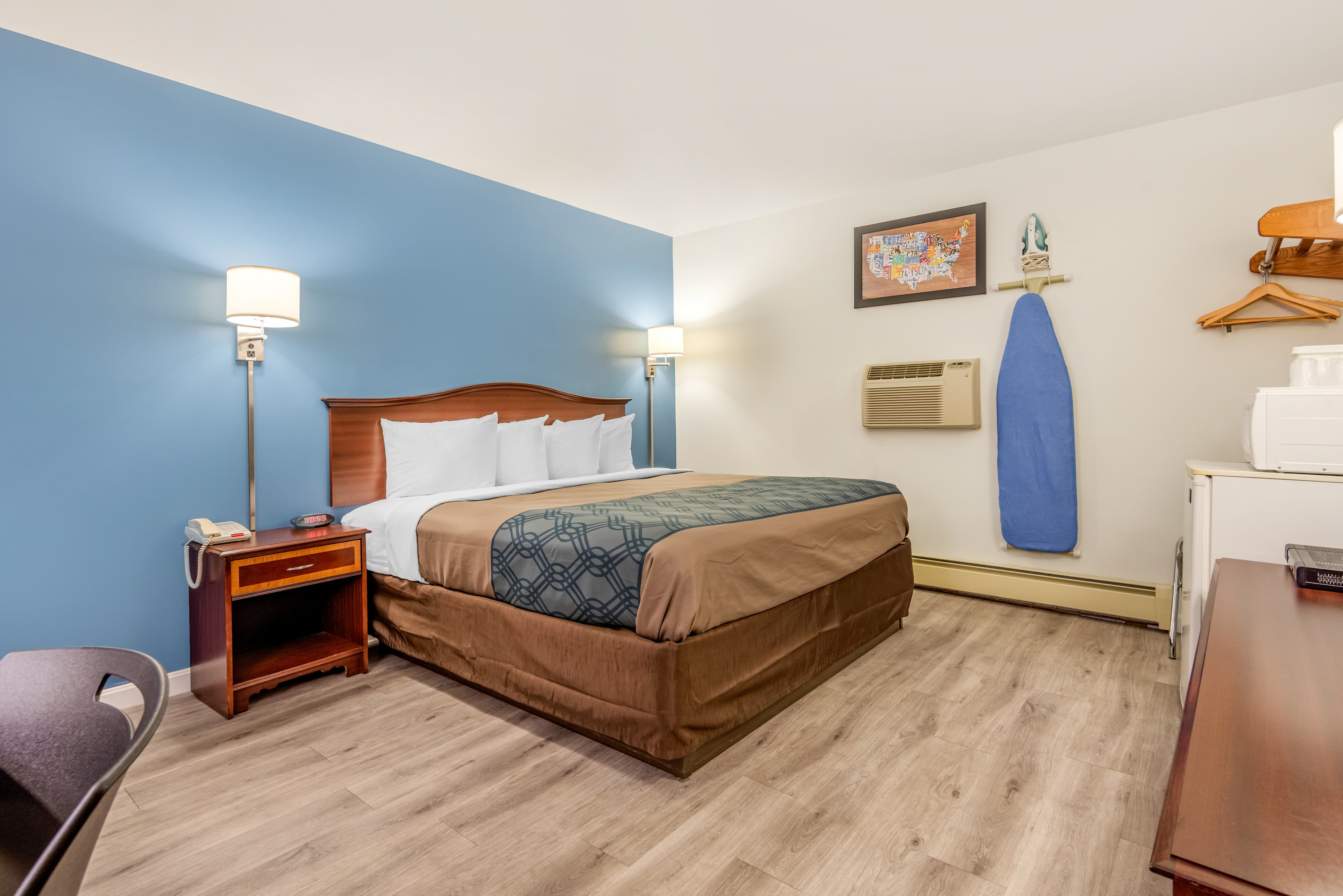Econo Lodge Saint Albans — 12