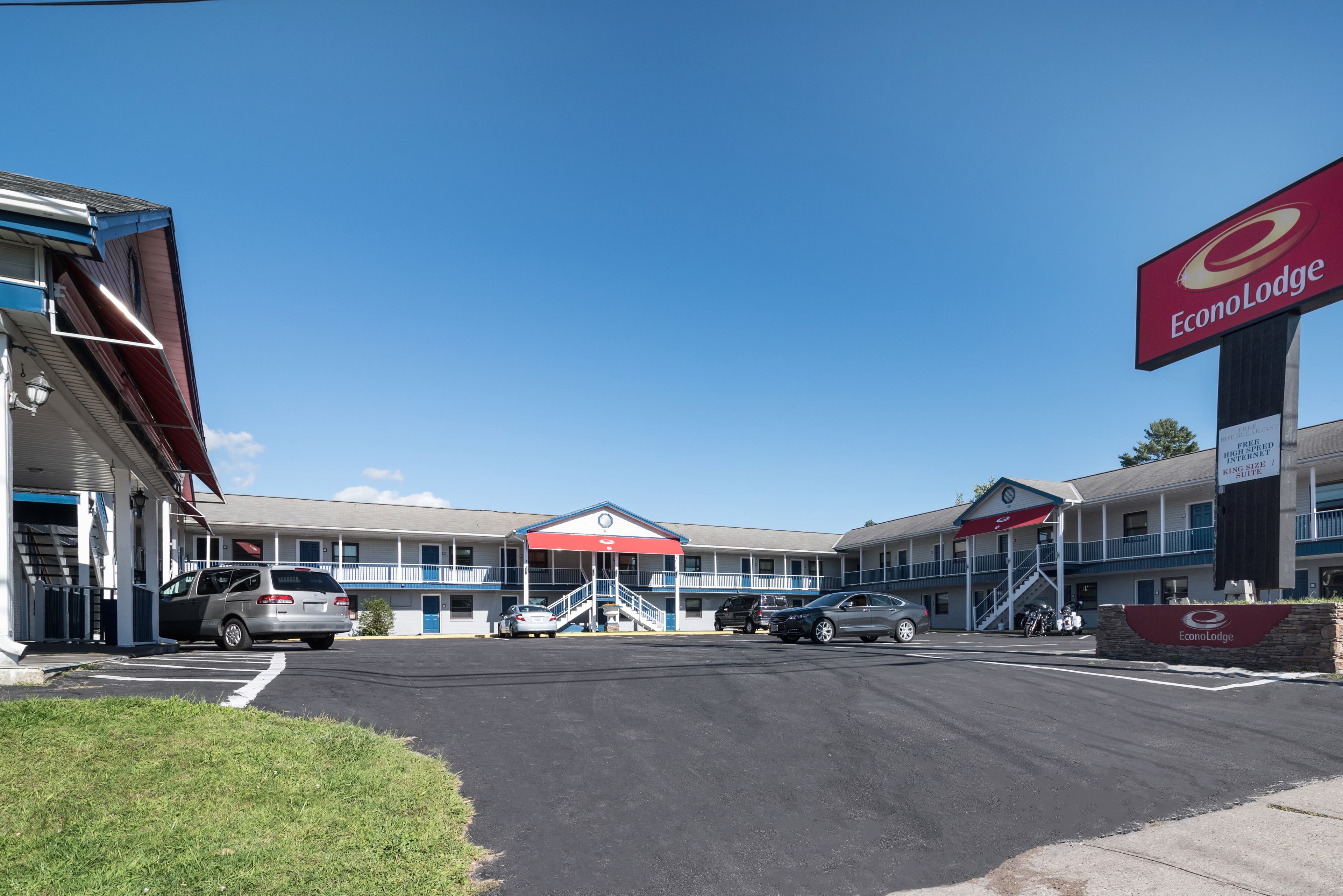 Econo Lodge Rutland City near Hwy 7 - Image 1
