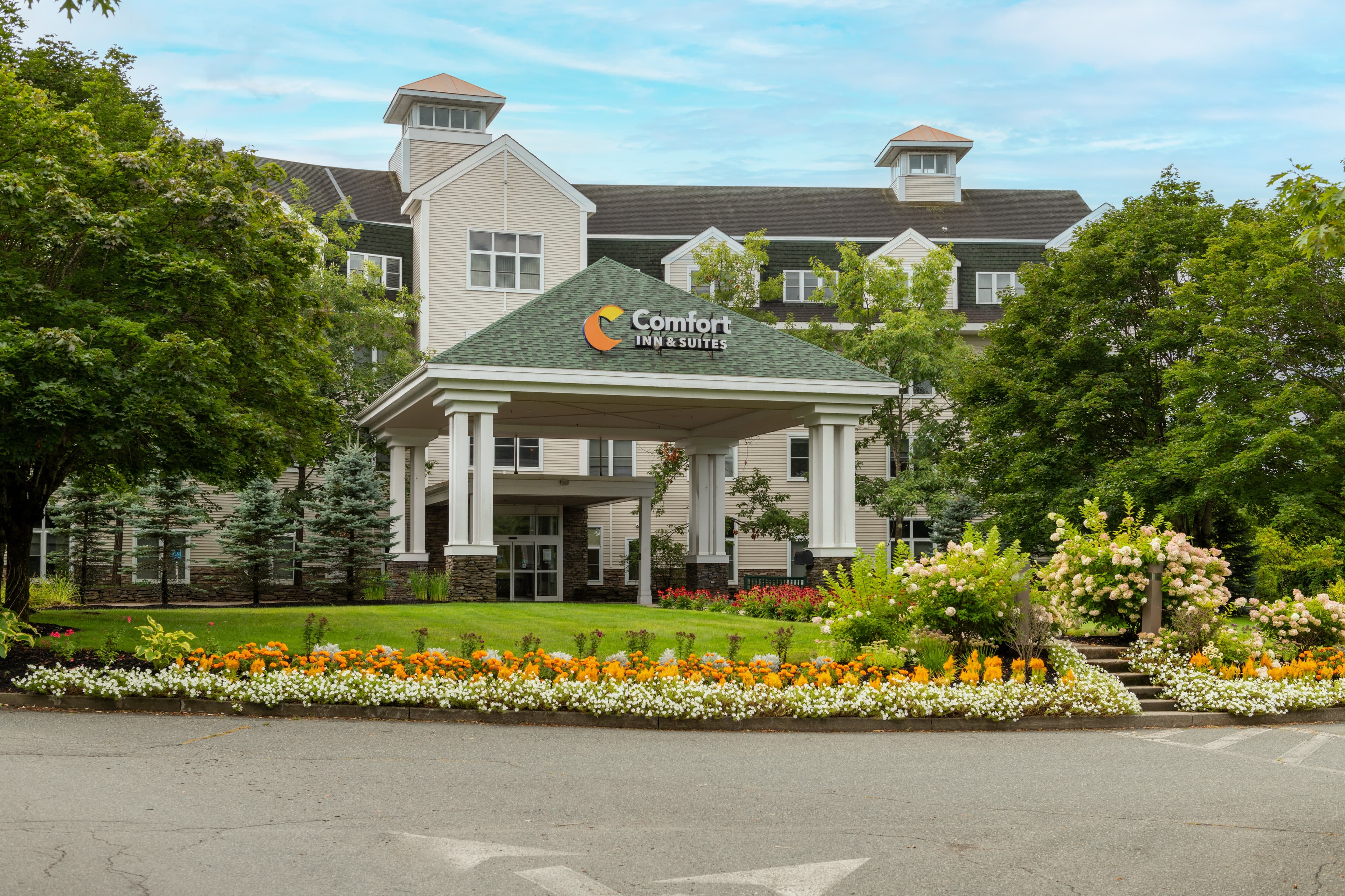 Comfort Inn & Suites Near Burke Mountain - Image 1