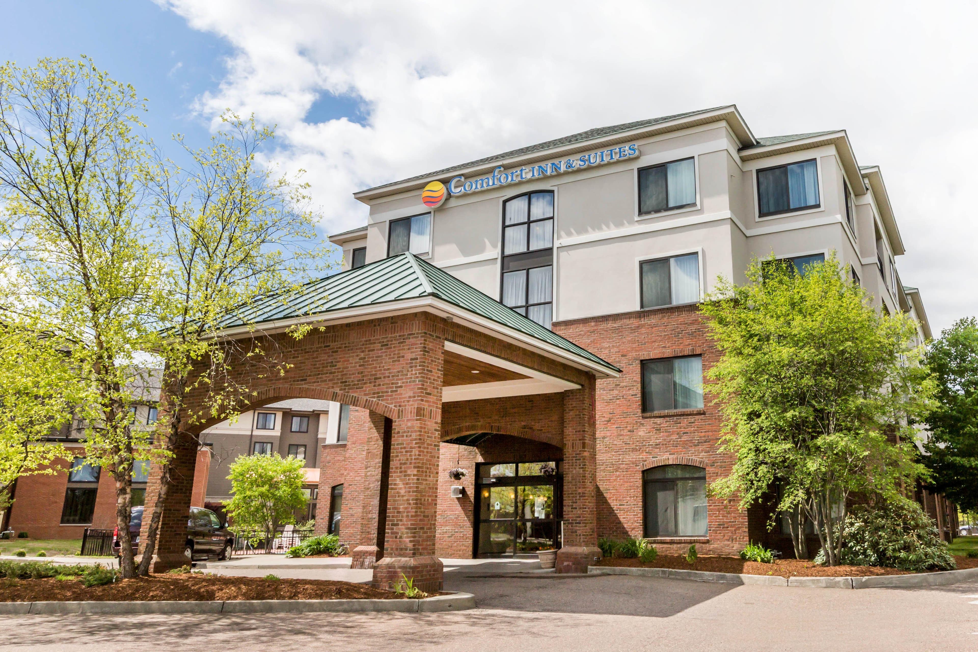 Comfort Inn & Suites South Burlington near University - Image 1