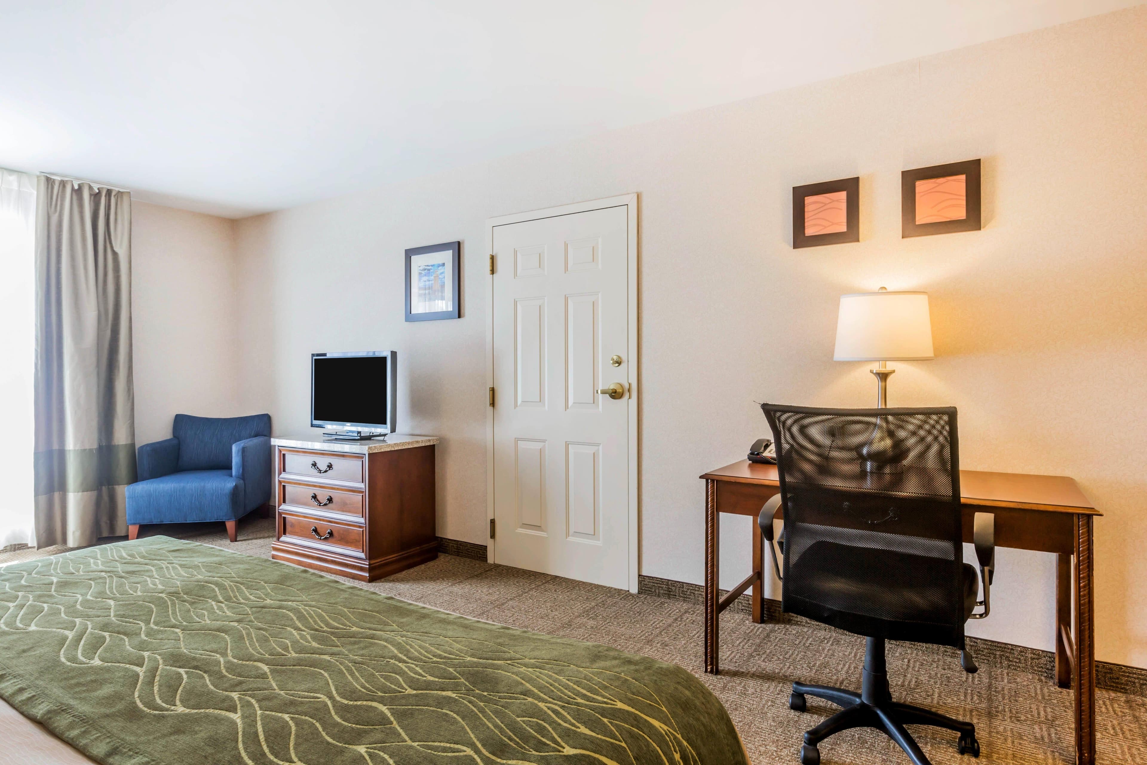 Comfort Inn & Suites South Burlington near University - Image 4