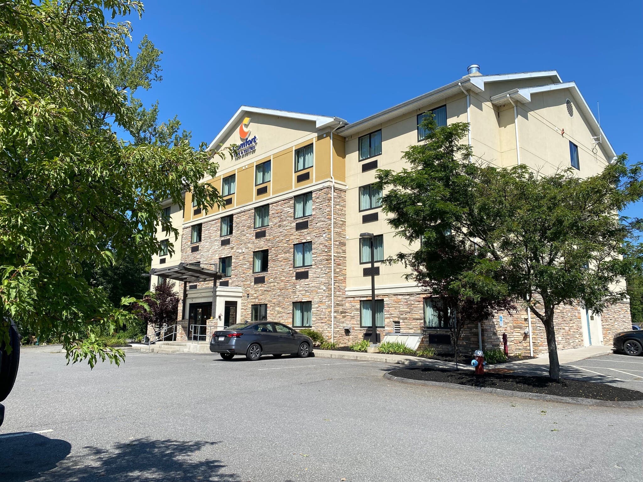 Comfort Inn & Suites Brattleboro I-91 - Image 1