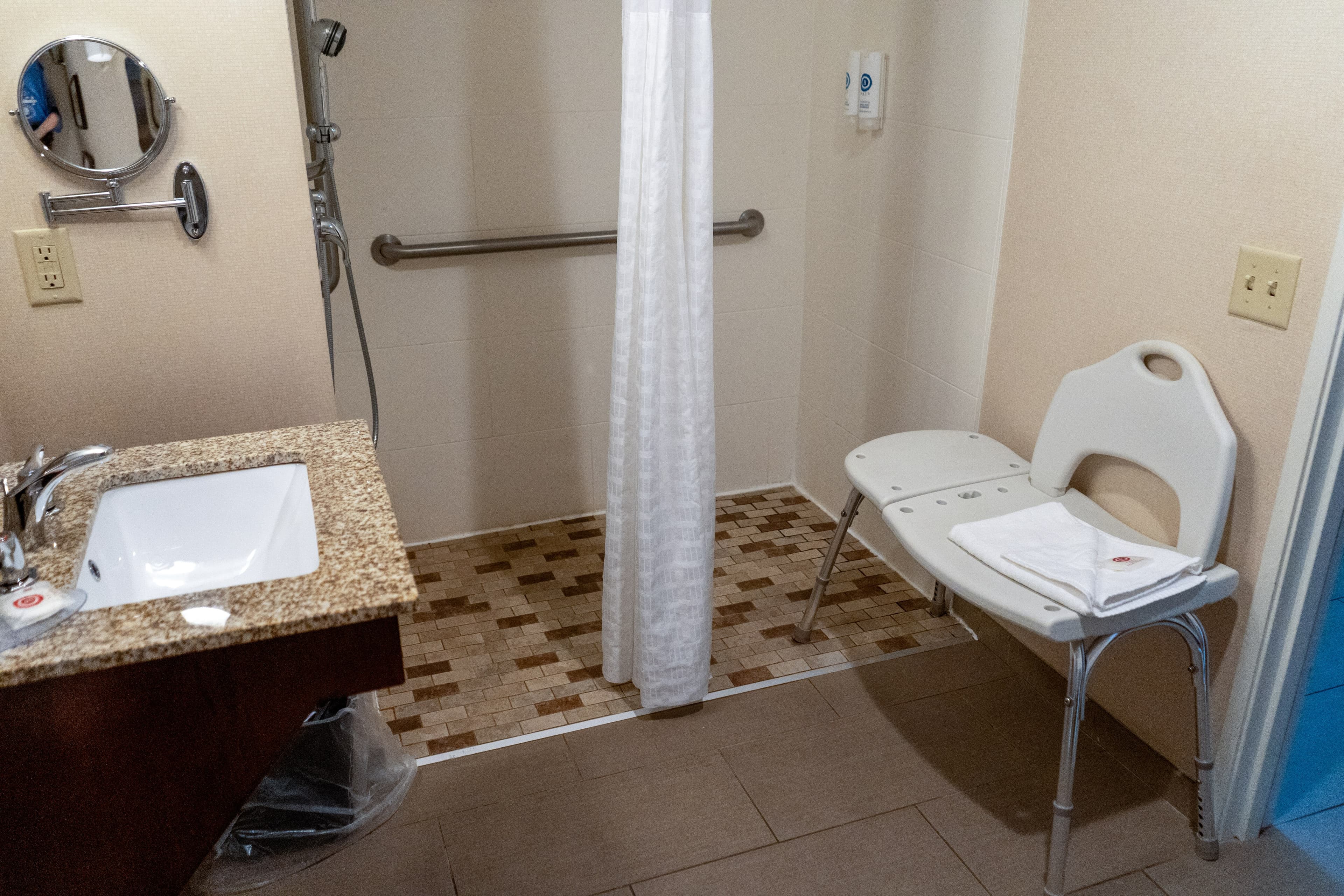 Comfort Inn & Suites Brattleboro I-91 - Image 4