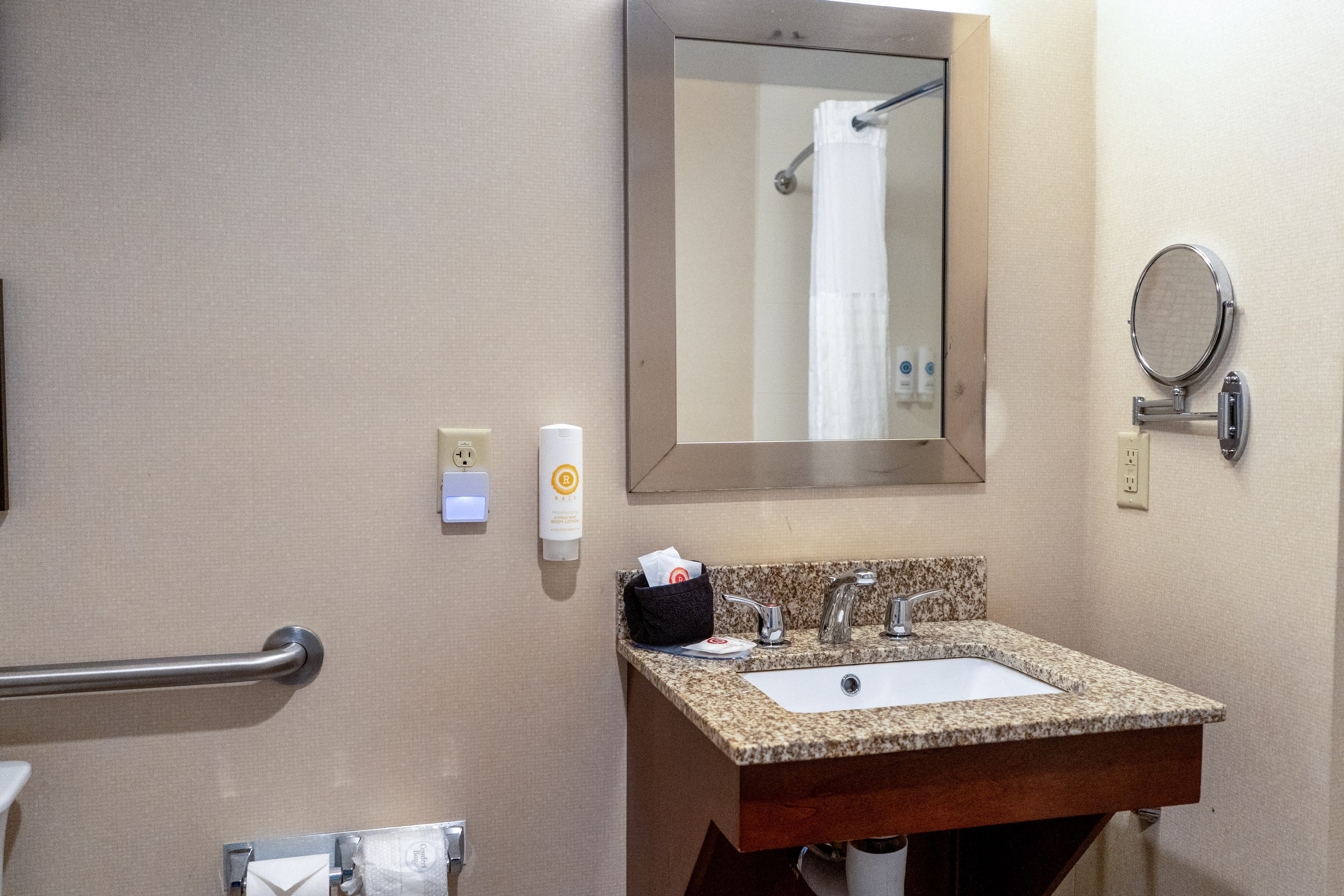 Comfort Inn & Suites Brattleboro I-91 - Image 5