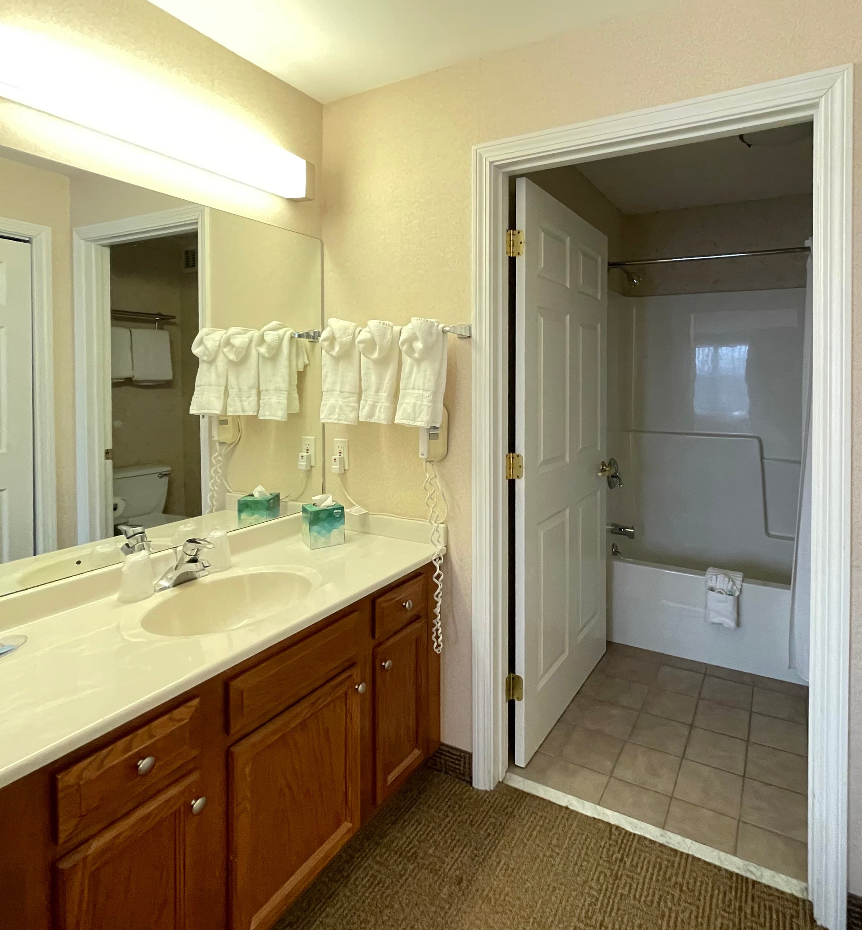 Smart Suites, an Ascend Collection Hotel — 8