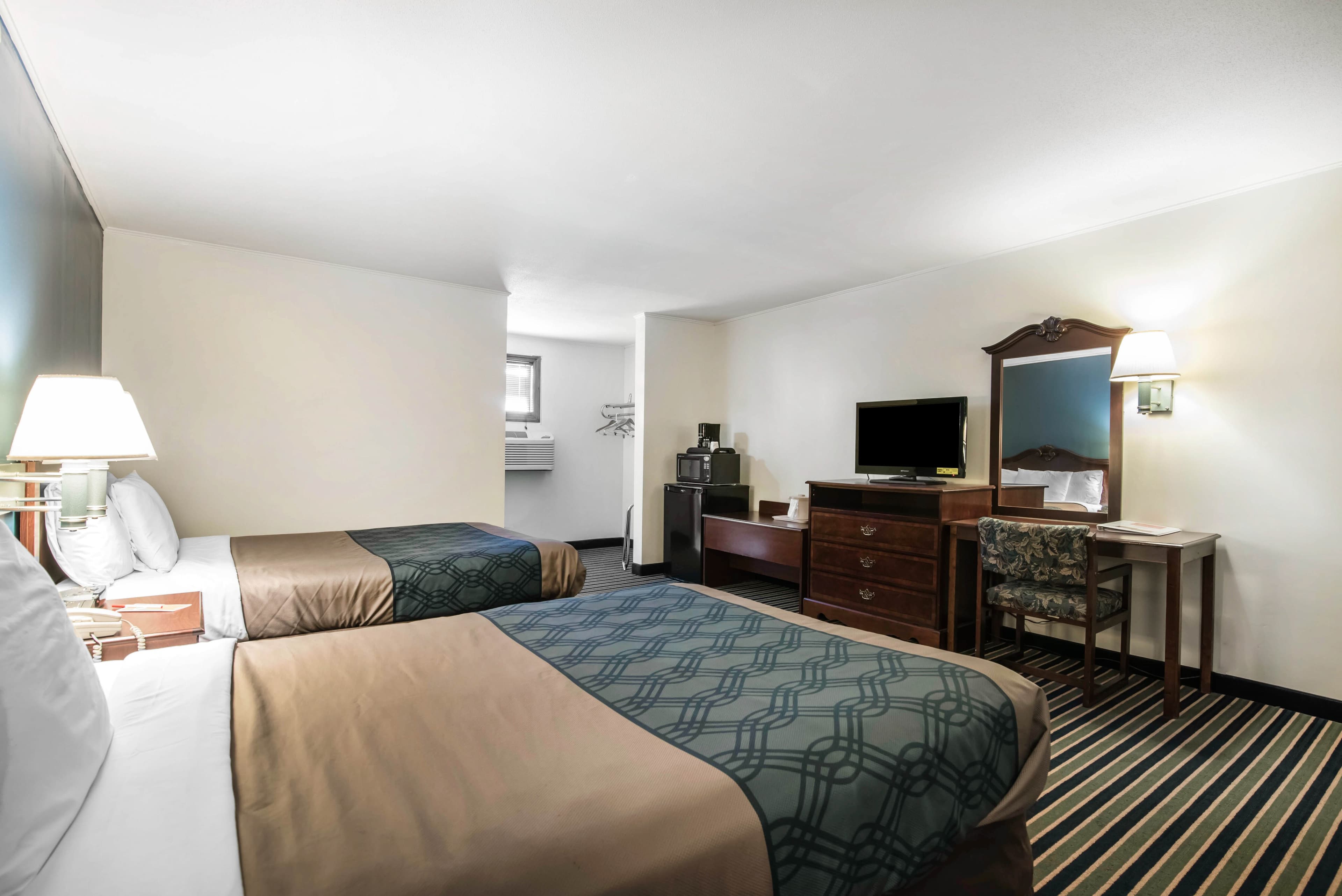 Econo Lodge Brattleboro South - Image 4