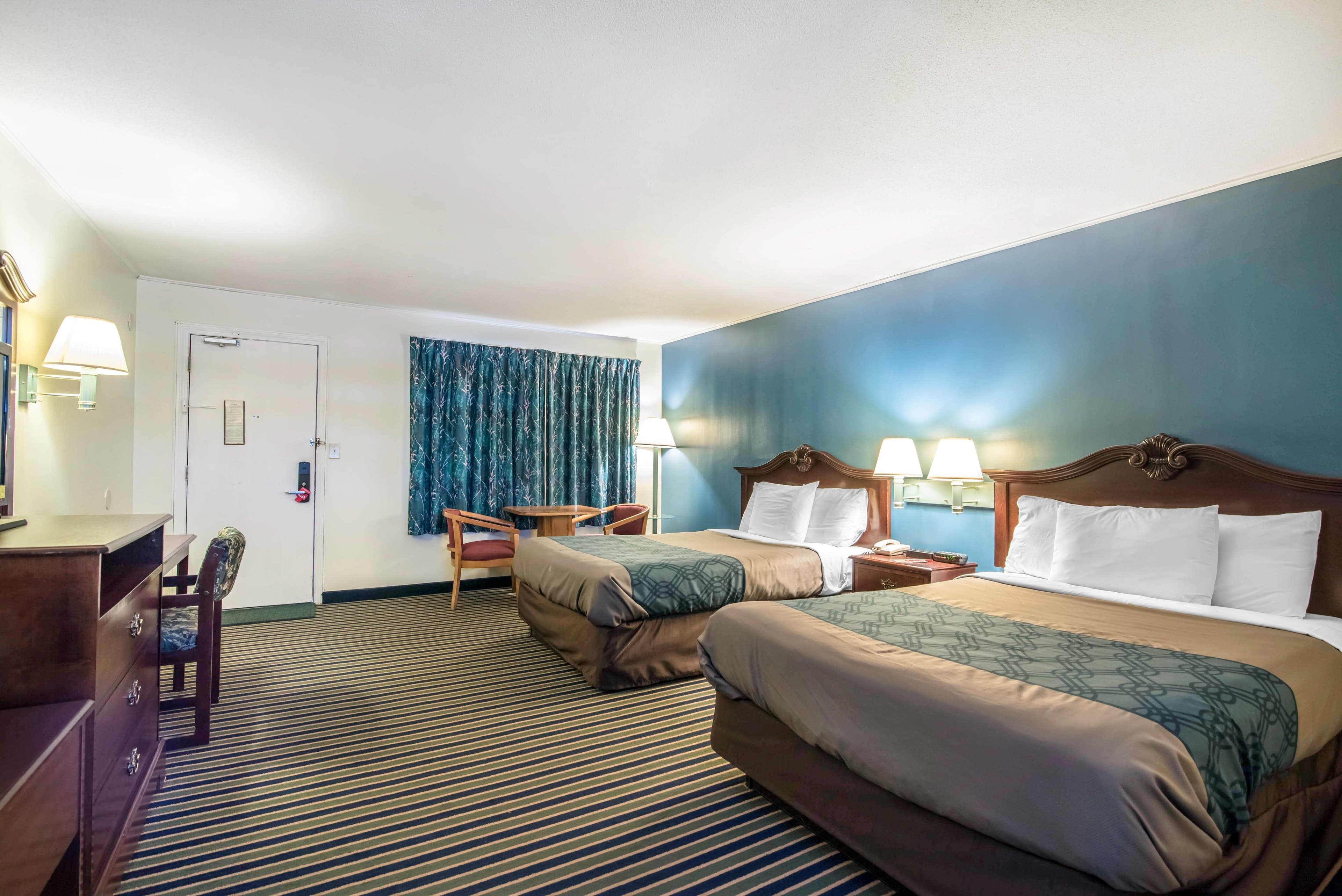 Econo Lodge Brattleboro South - Image 5