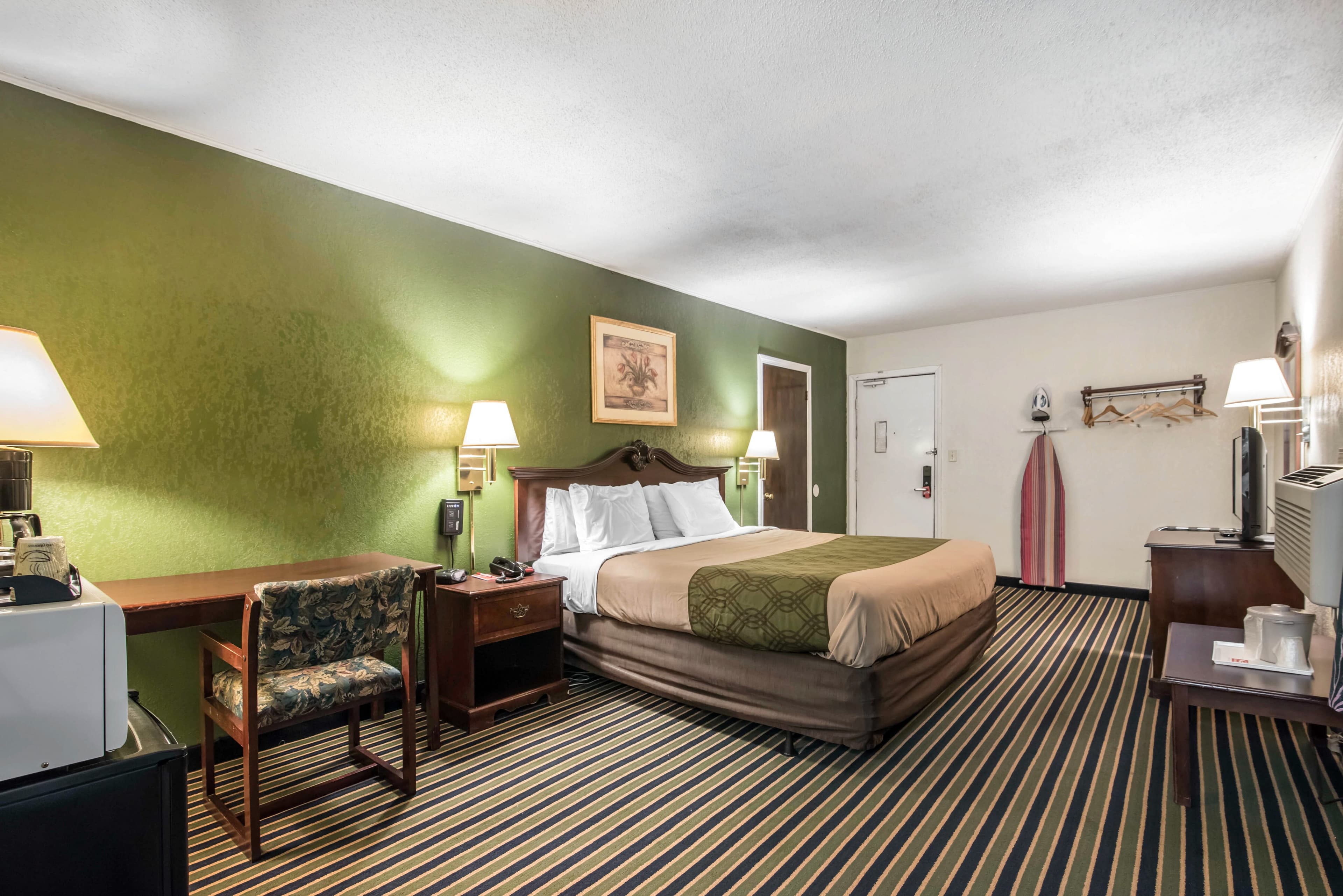Econo Lodge Brattleboro South — 10