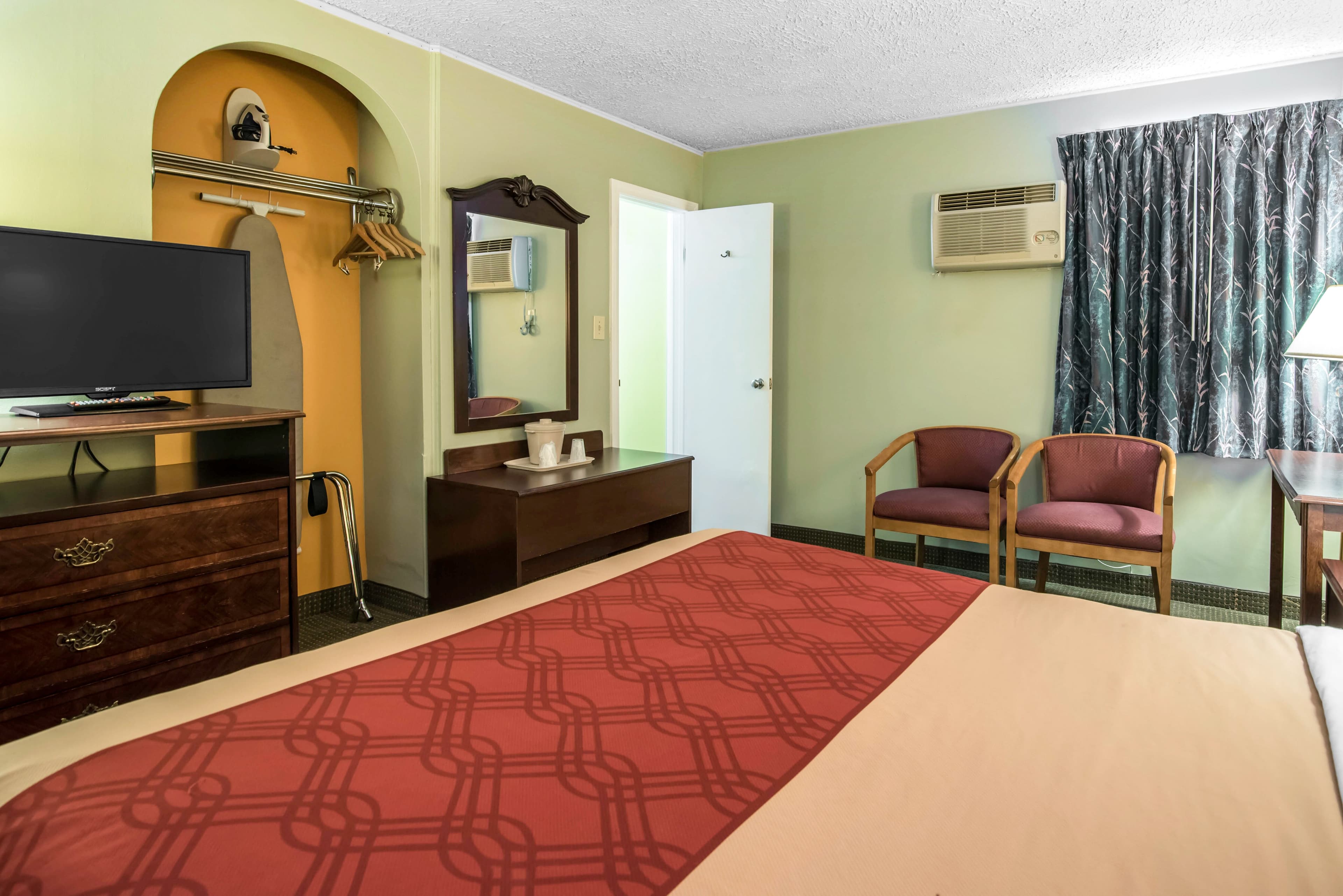 Econo Lodge Brattleboro South — 14