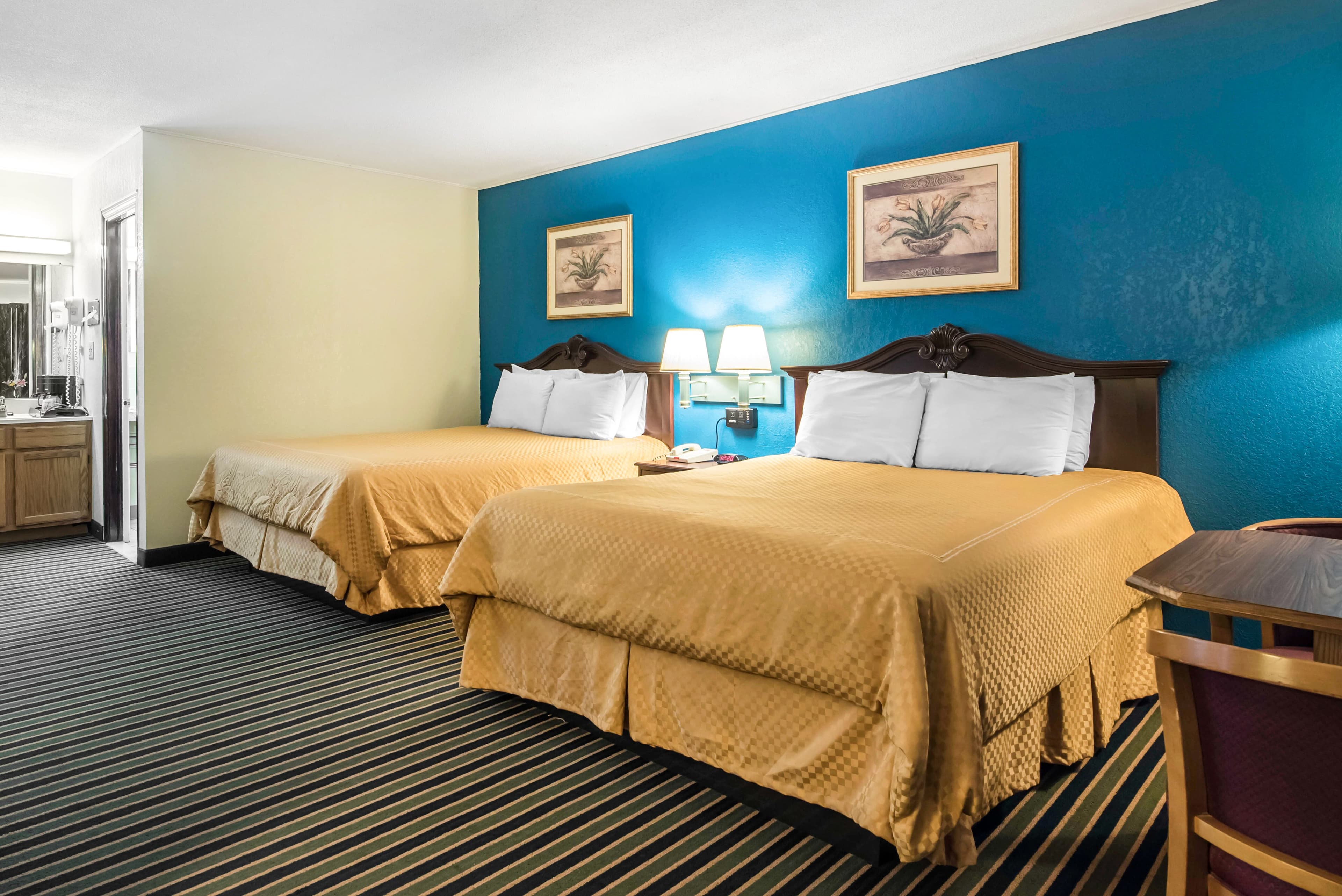 Econo Lodge Brattleboro South — 17