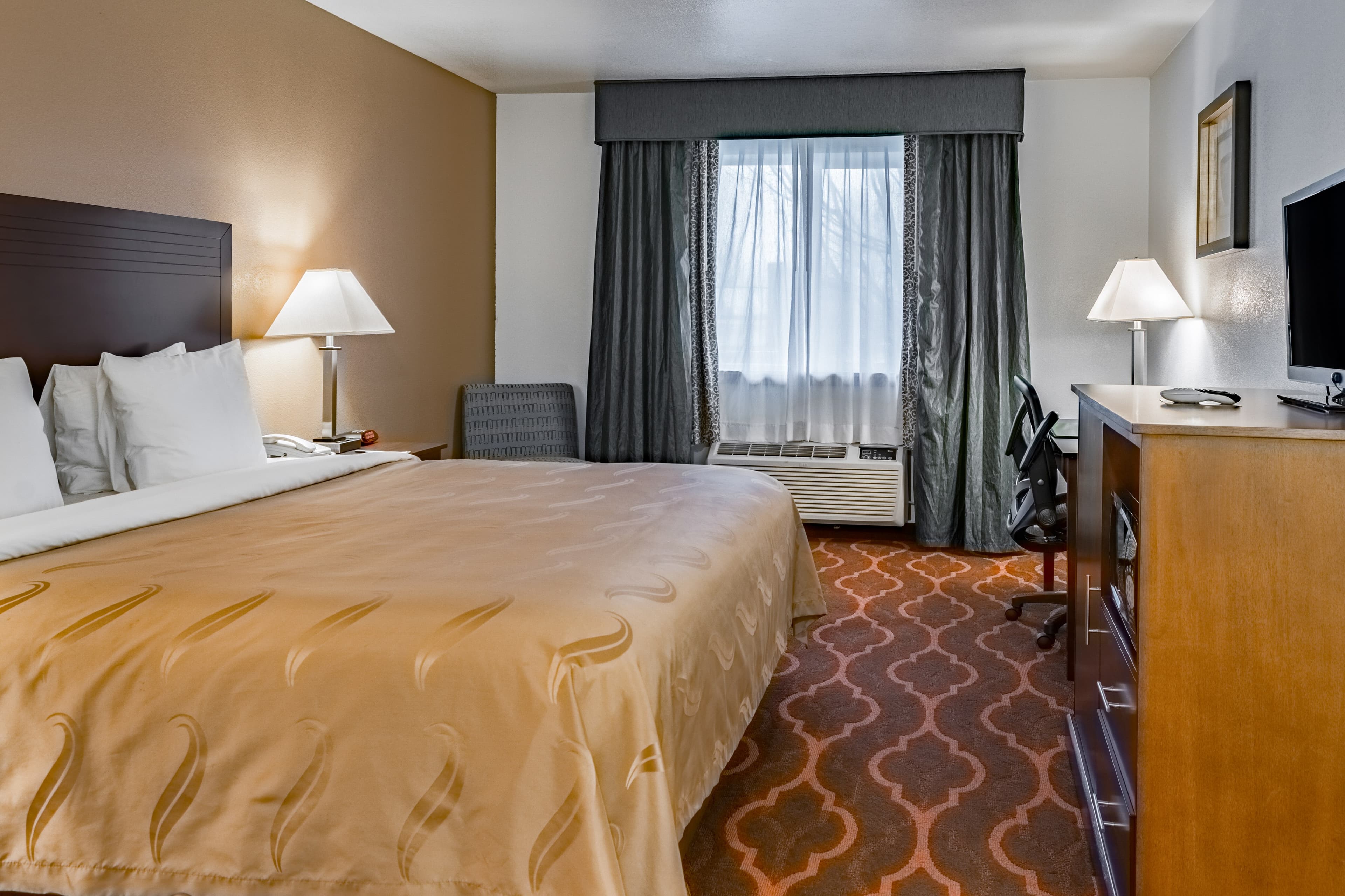 Quality Inn & Suites Vancouver North - Image 2