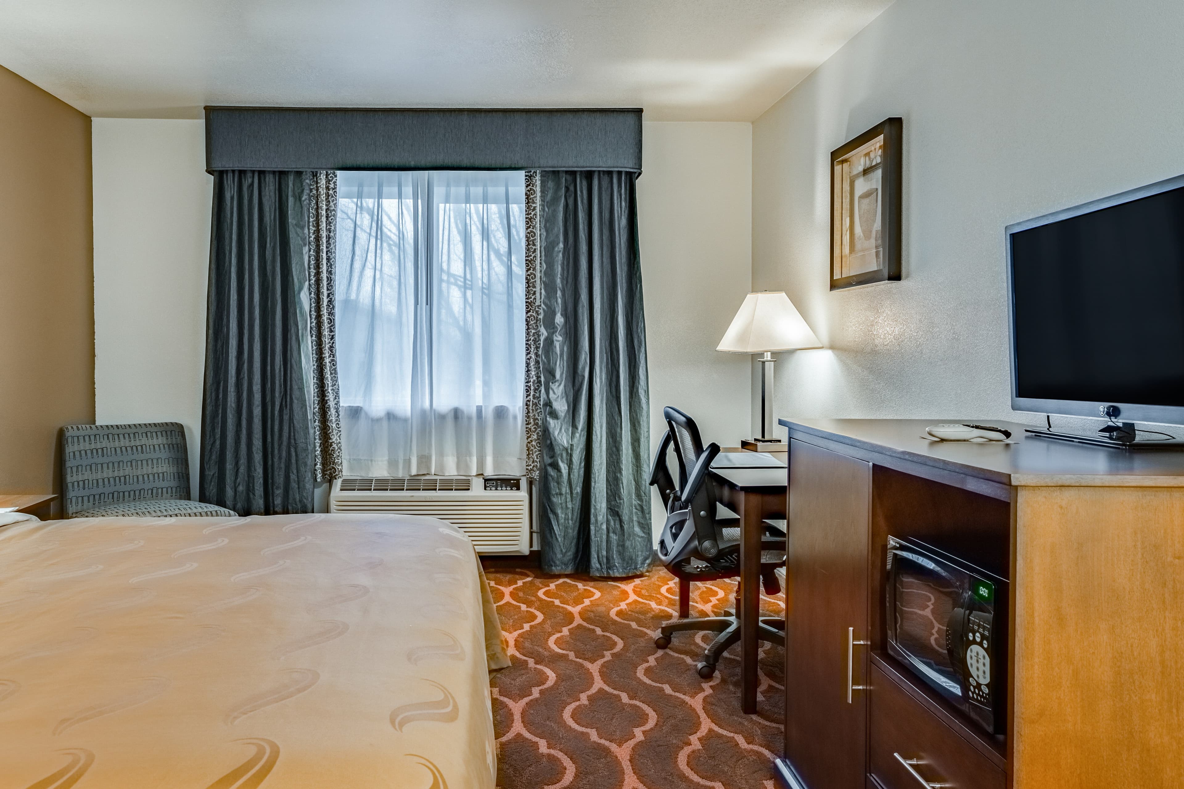 Quality Inn & Suites Vancouver North - Image 3