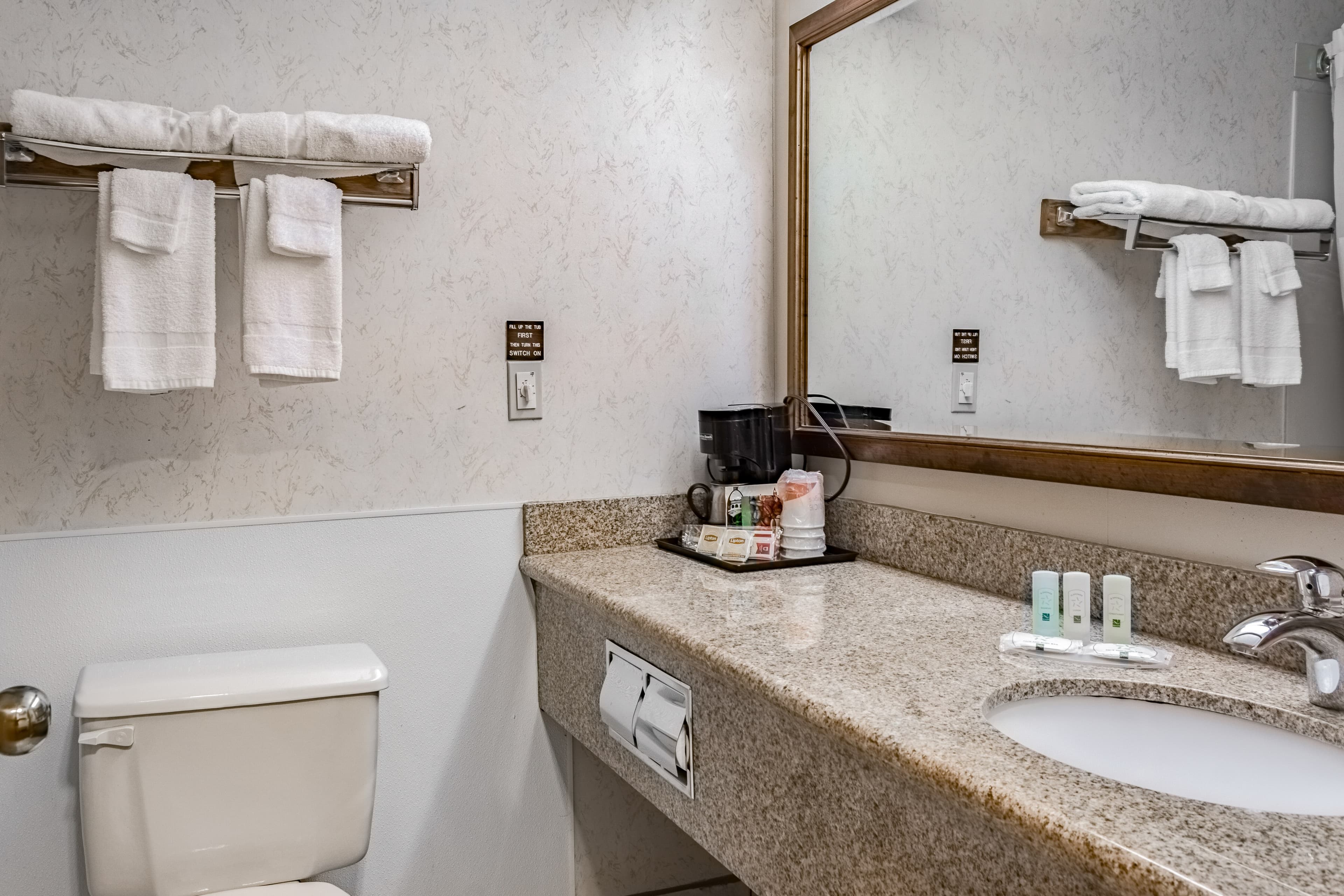 Quality Inn & Suites Vancouver North - Image 4