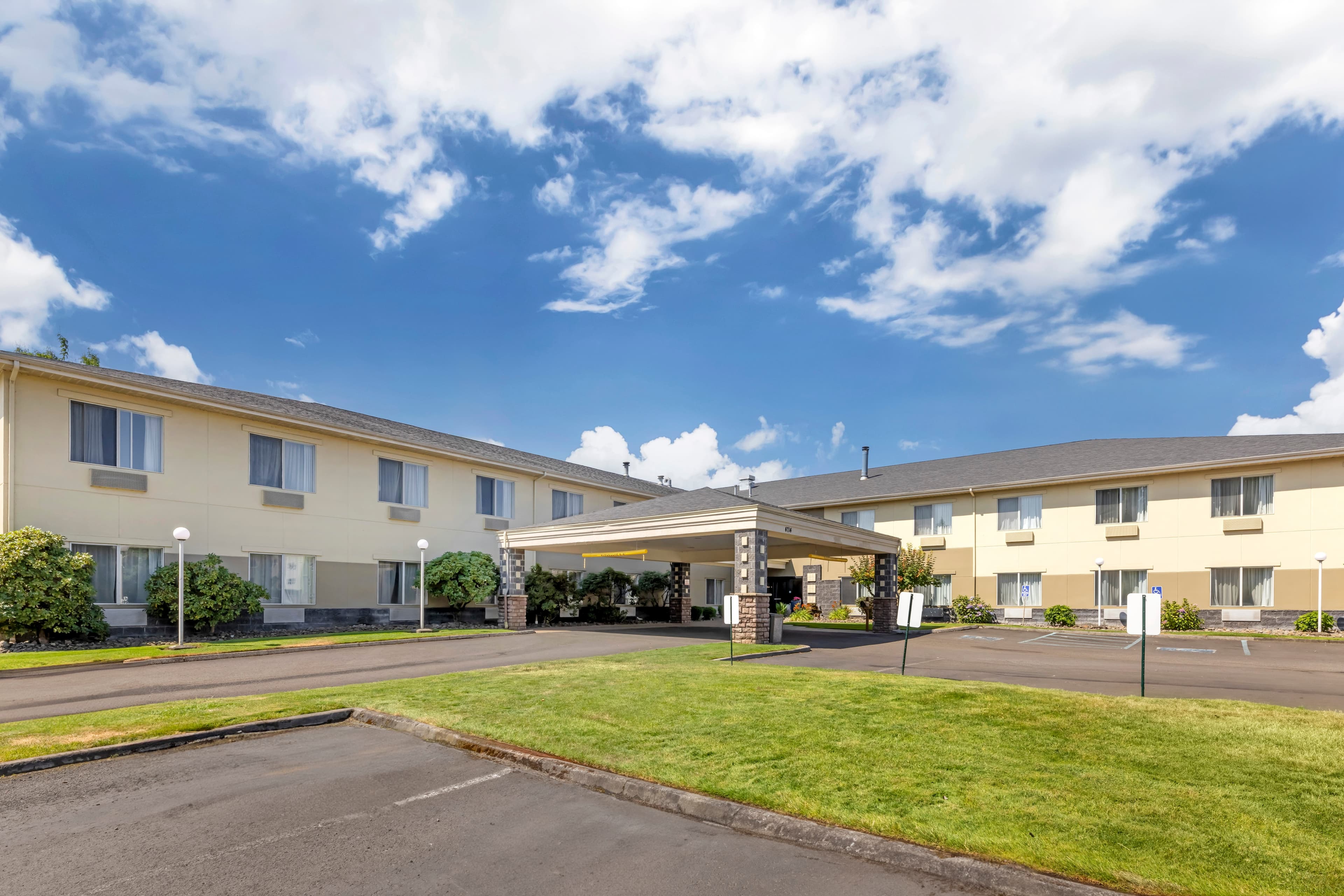 Comfort Suites Near Vancouver Mall - Image 1