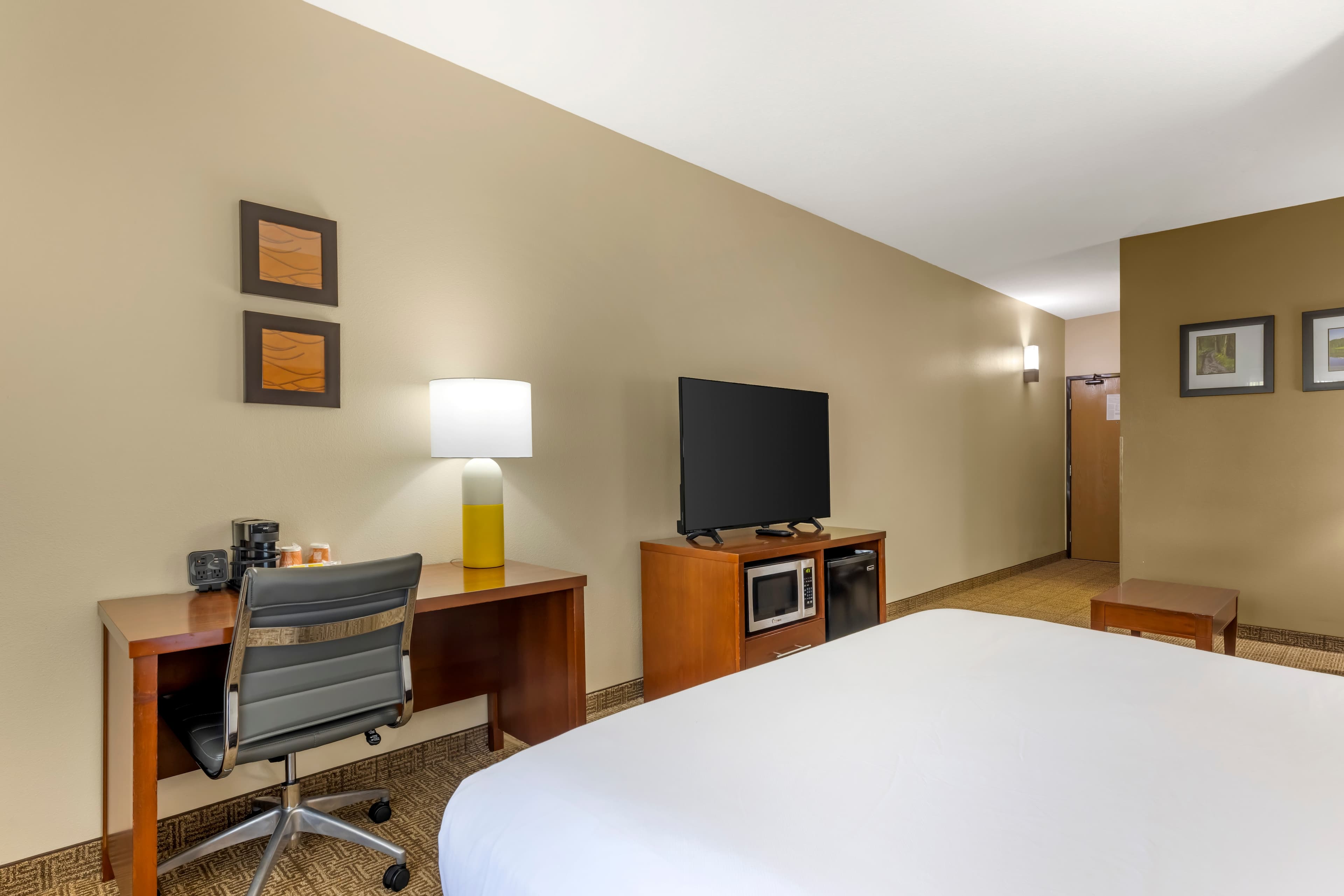 Comfort Suites Near Vancouver Mall - Image 4