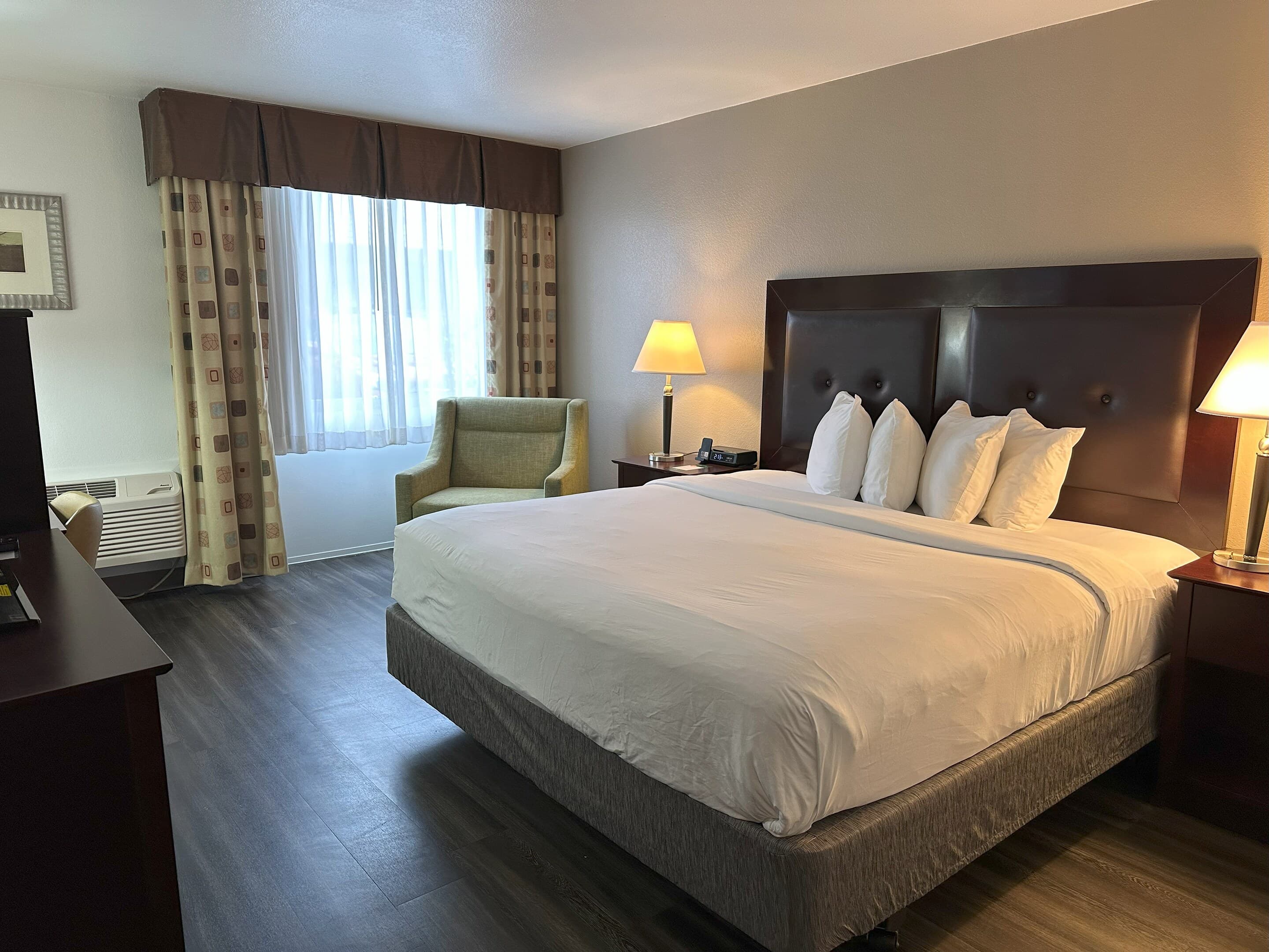 Quality Inn & Suites Everett - Image 2