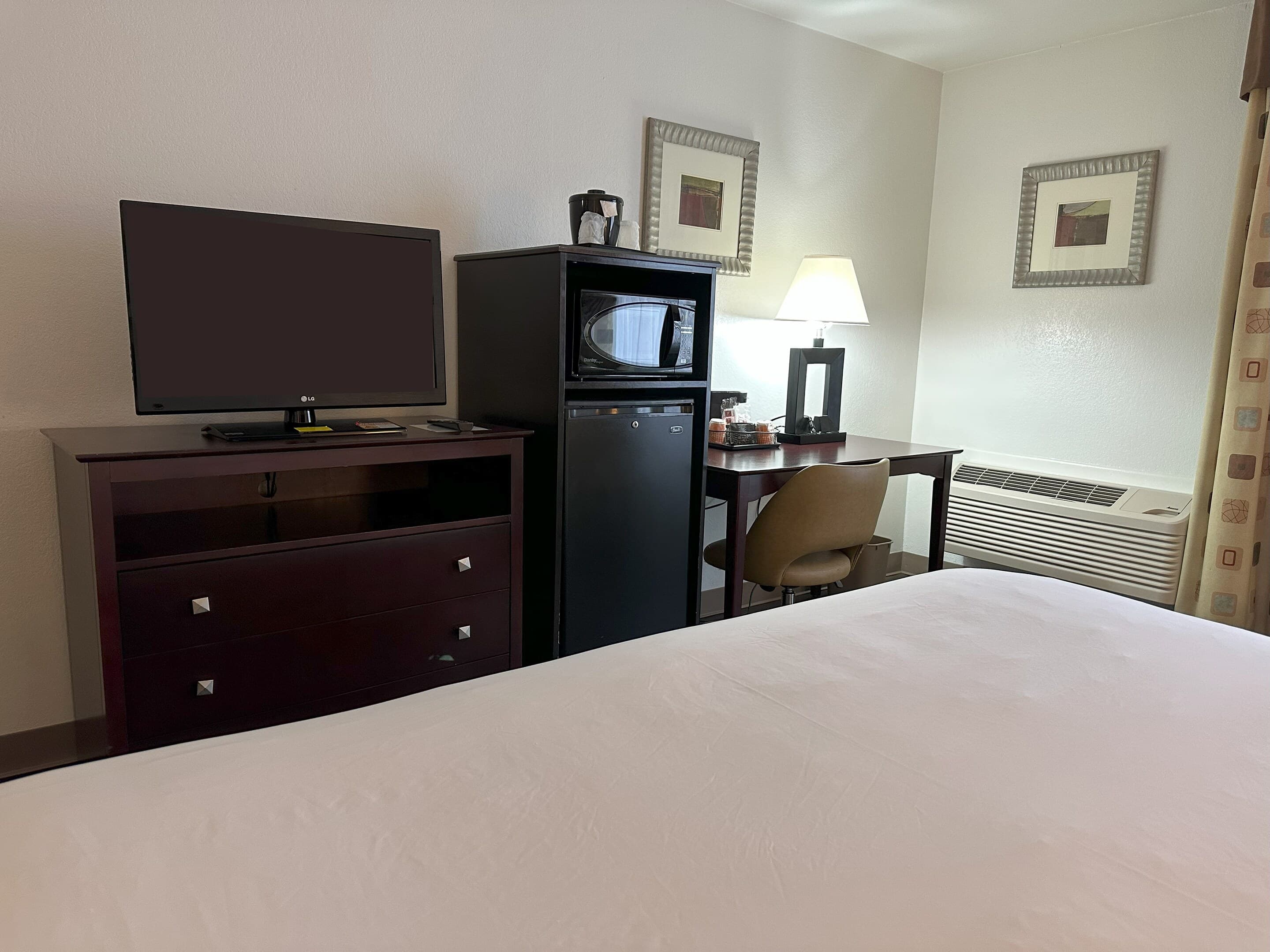 Quality Inn & Suites Everett - Image 4