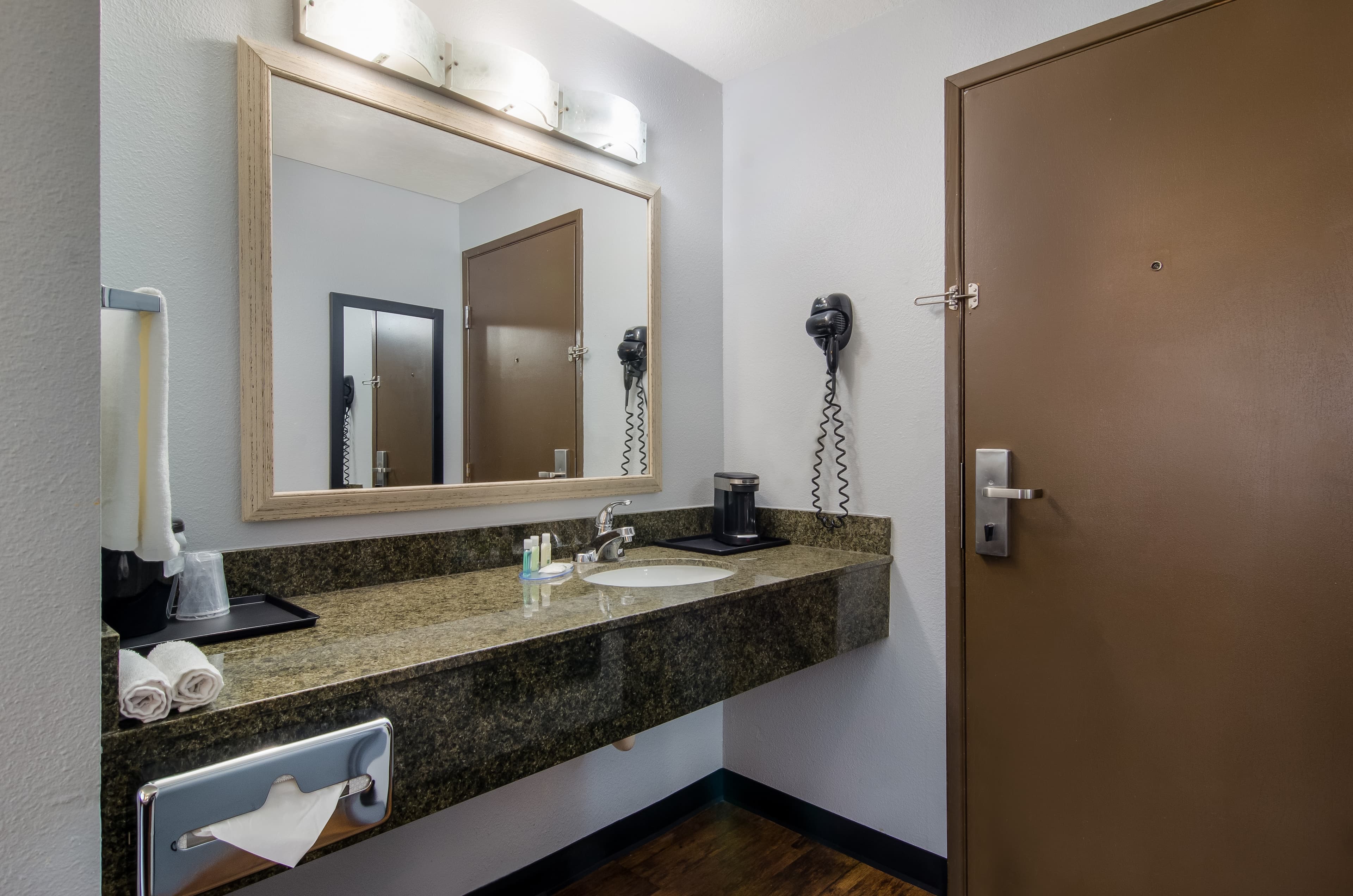 Quality Inn & Suites Silverdale Bangor-Keyport — 13