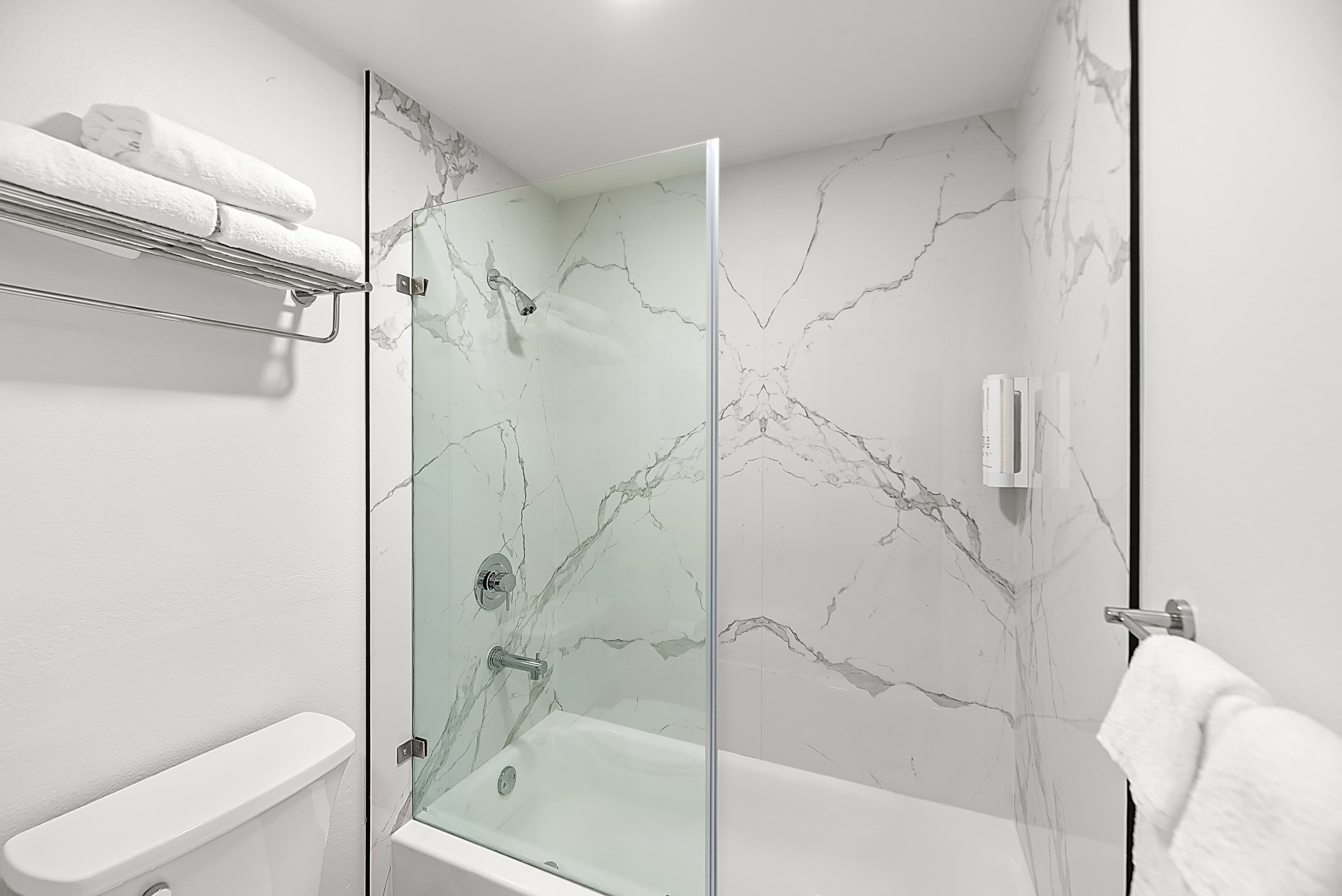 Clarion Pointe Mount Vernon - Burlington — 16