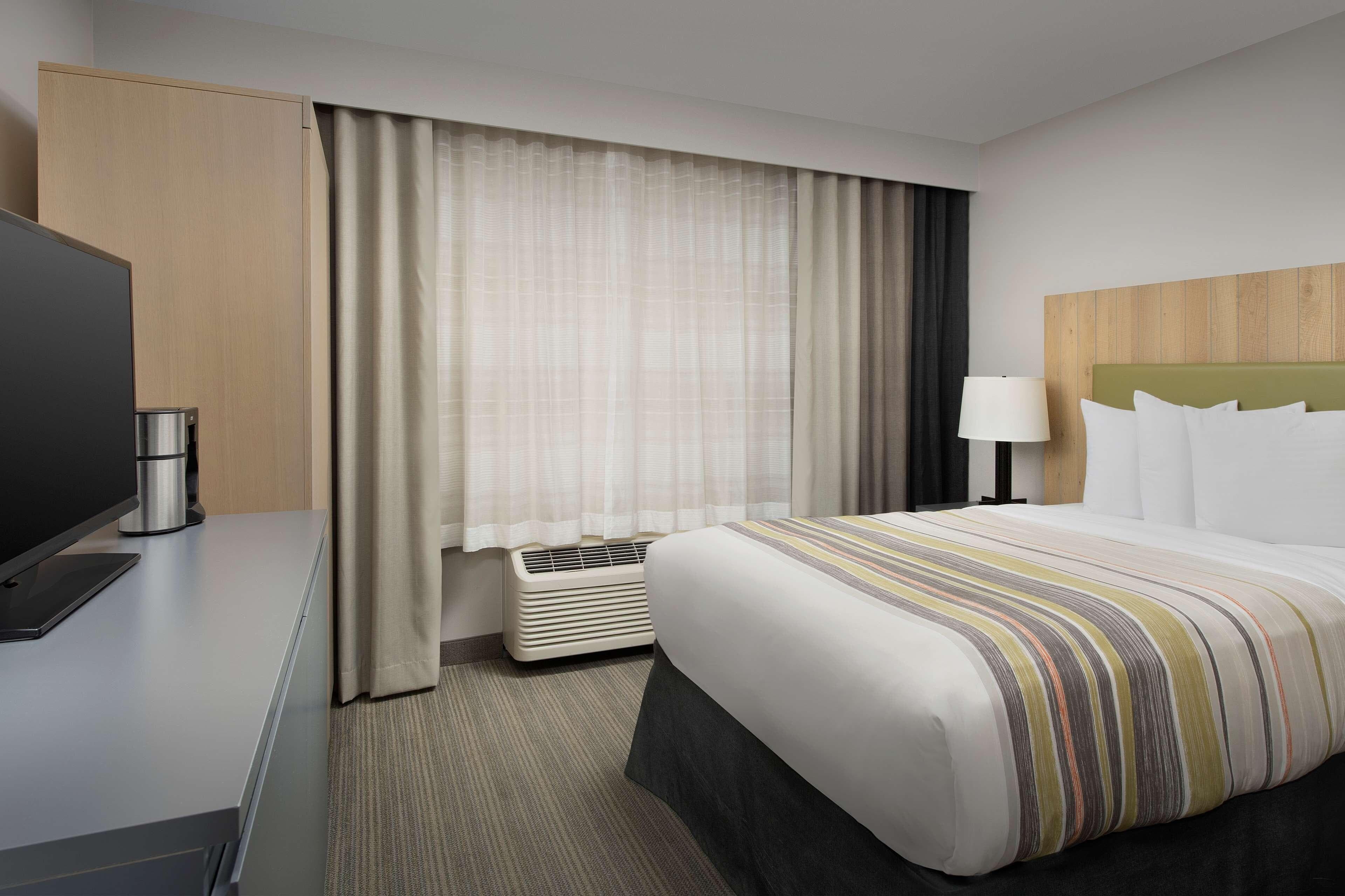 Country Inn & Suites by Radisson, Seattle-Tacoma International Airport, WA - Image 2