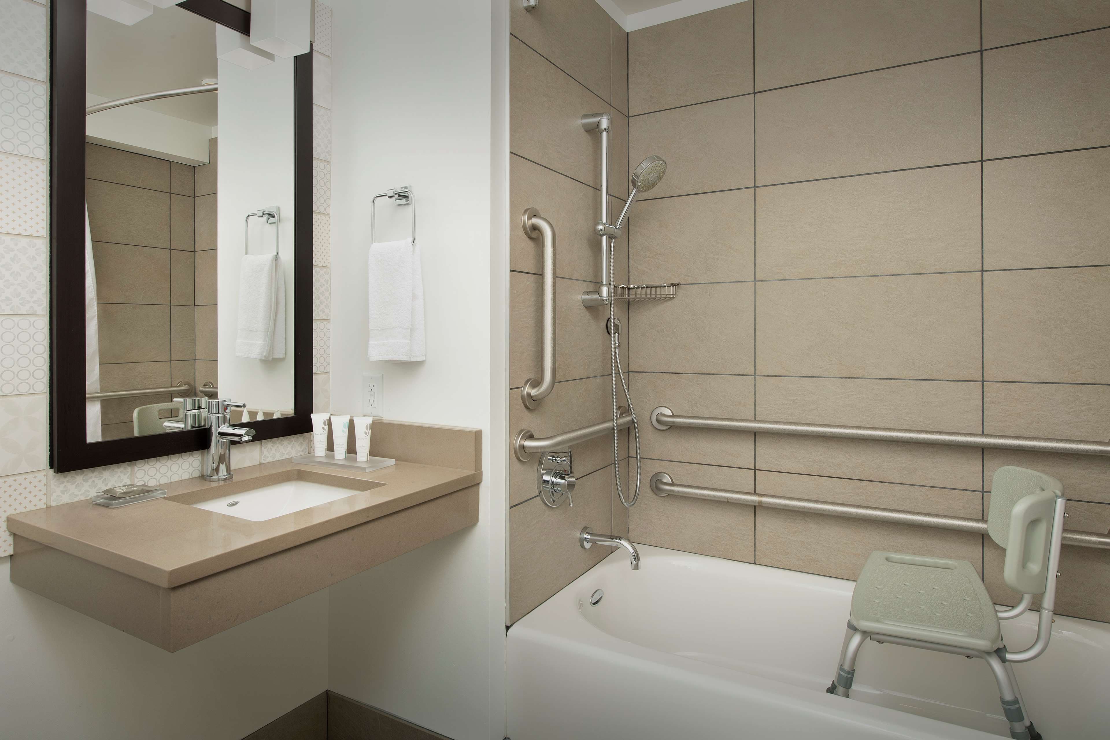 Country Inn & Suites by Radisson, Seattle-Tacoma International Airport, WA - Image 4