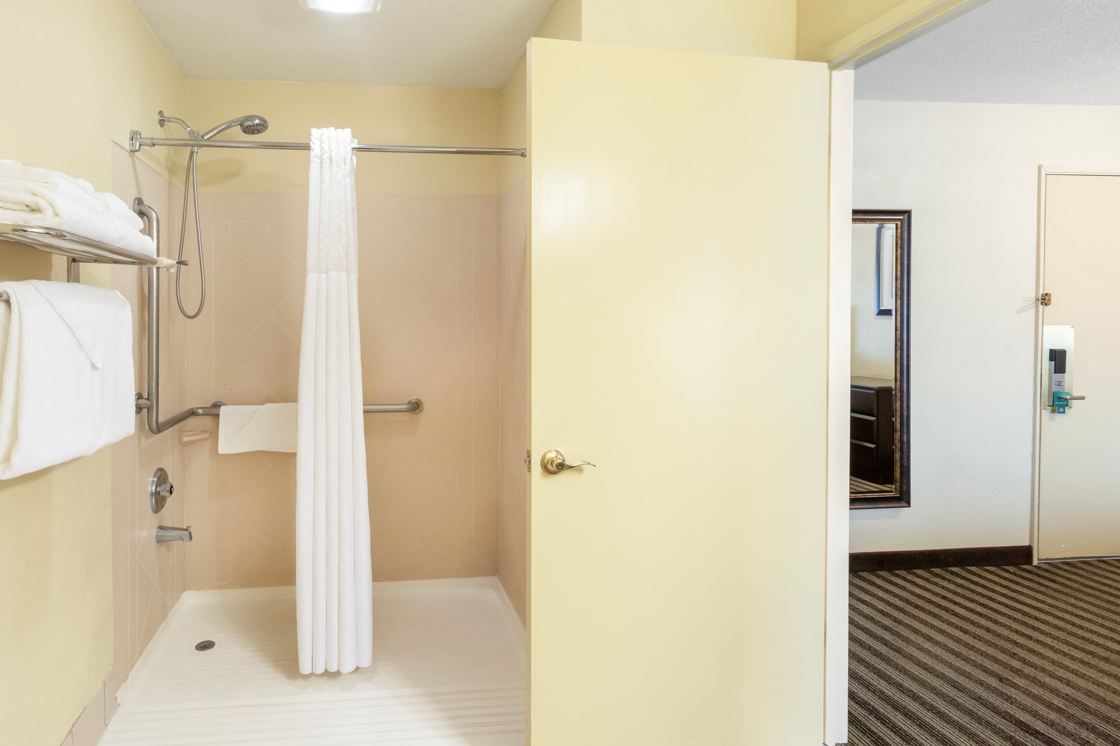 Quality Inn & Suites Vancouver - Hazel Dell - Image 4