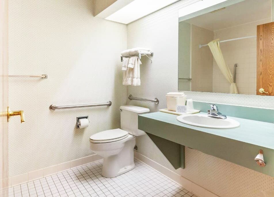 Econo Lodge Wausau - Rothschild — 8