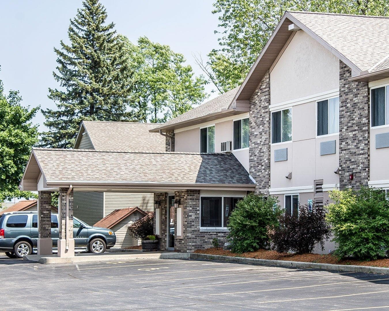 Quality Inn & Suites Sturgeon Bay - Image 1