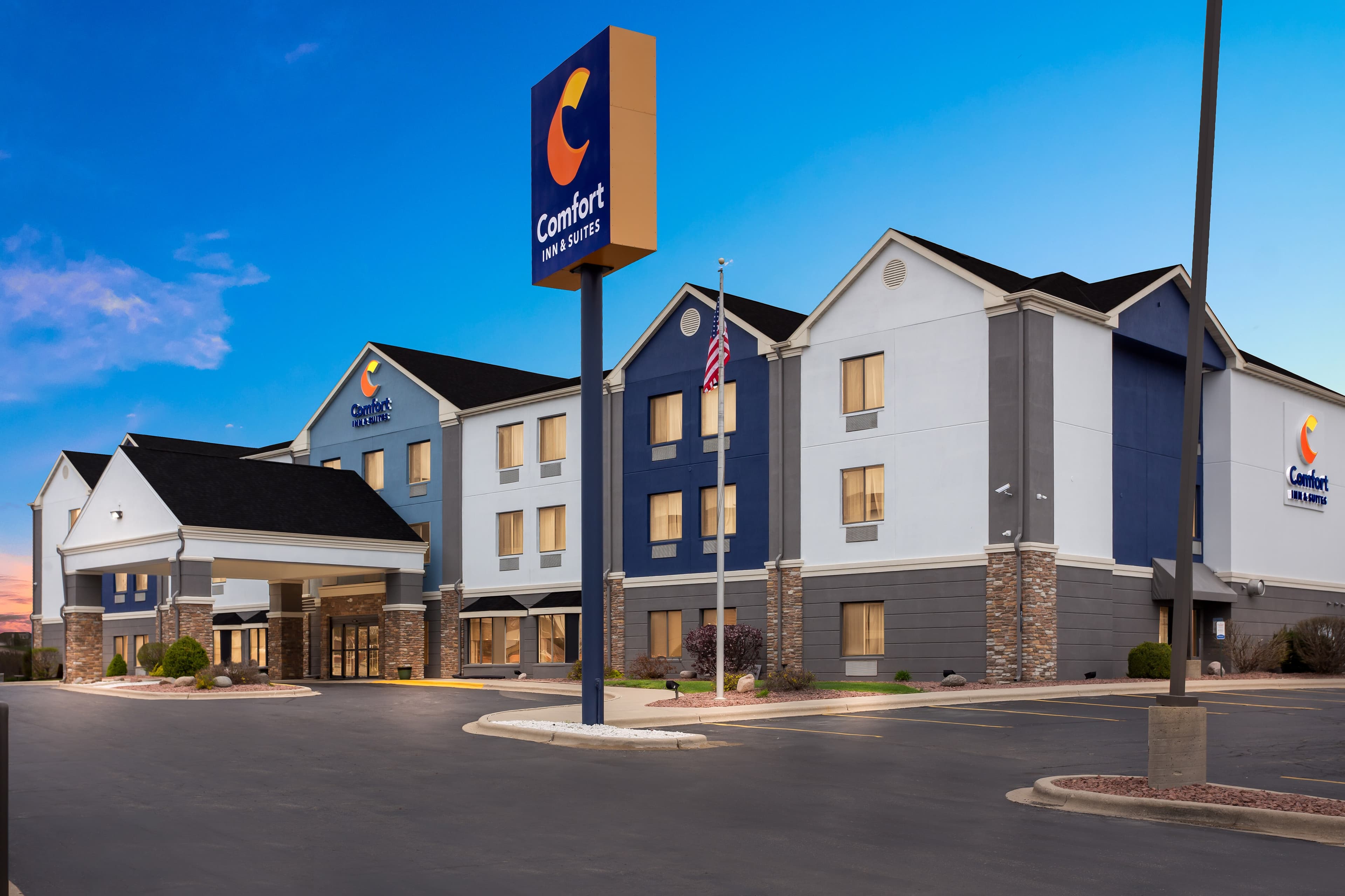 Comfort Inn & Suites Kenosha-Pleasant Prairie - Image 1