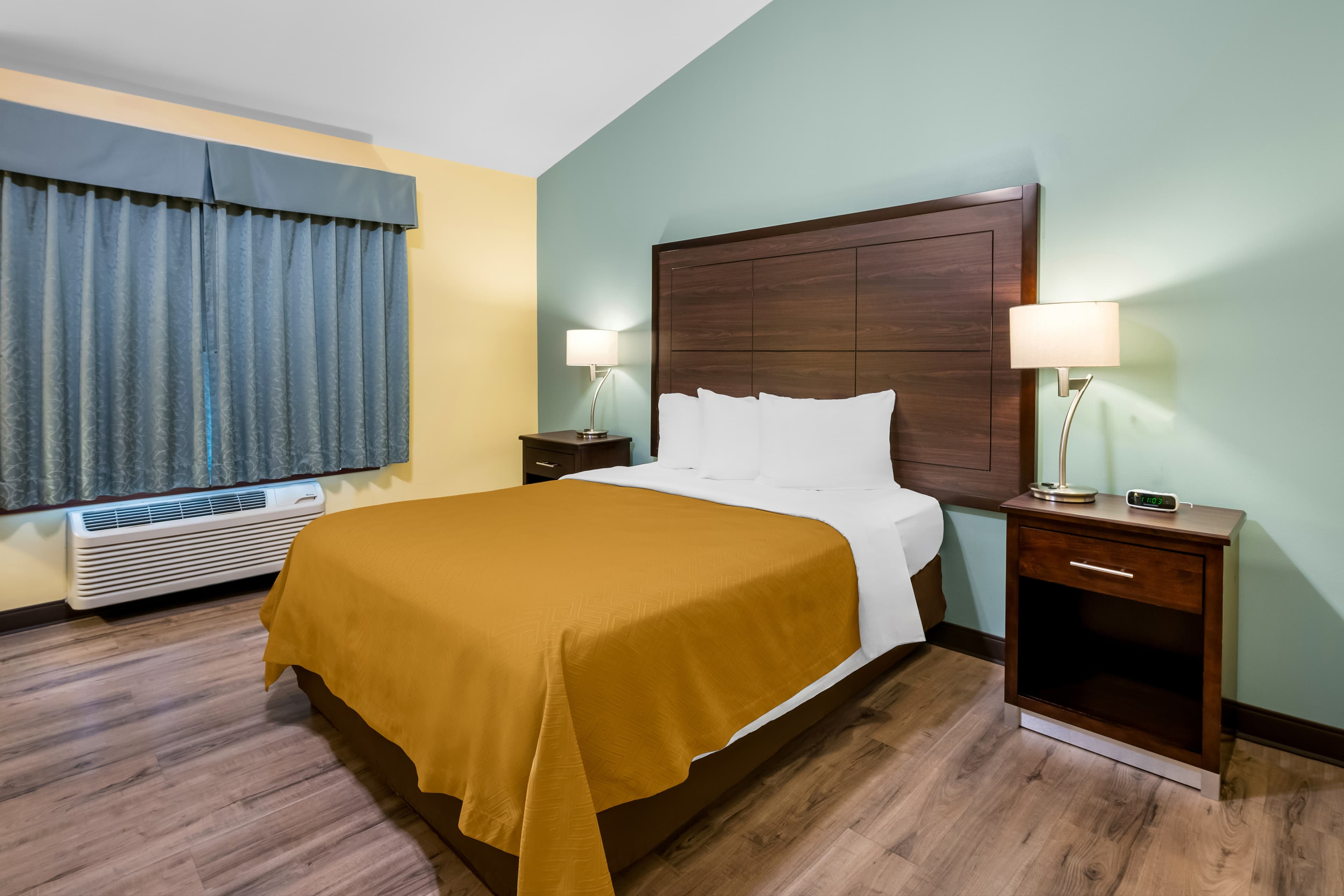 Econo Lodge Inn & Suites Eau Claire South — 2