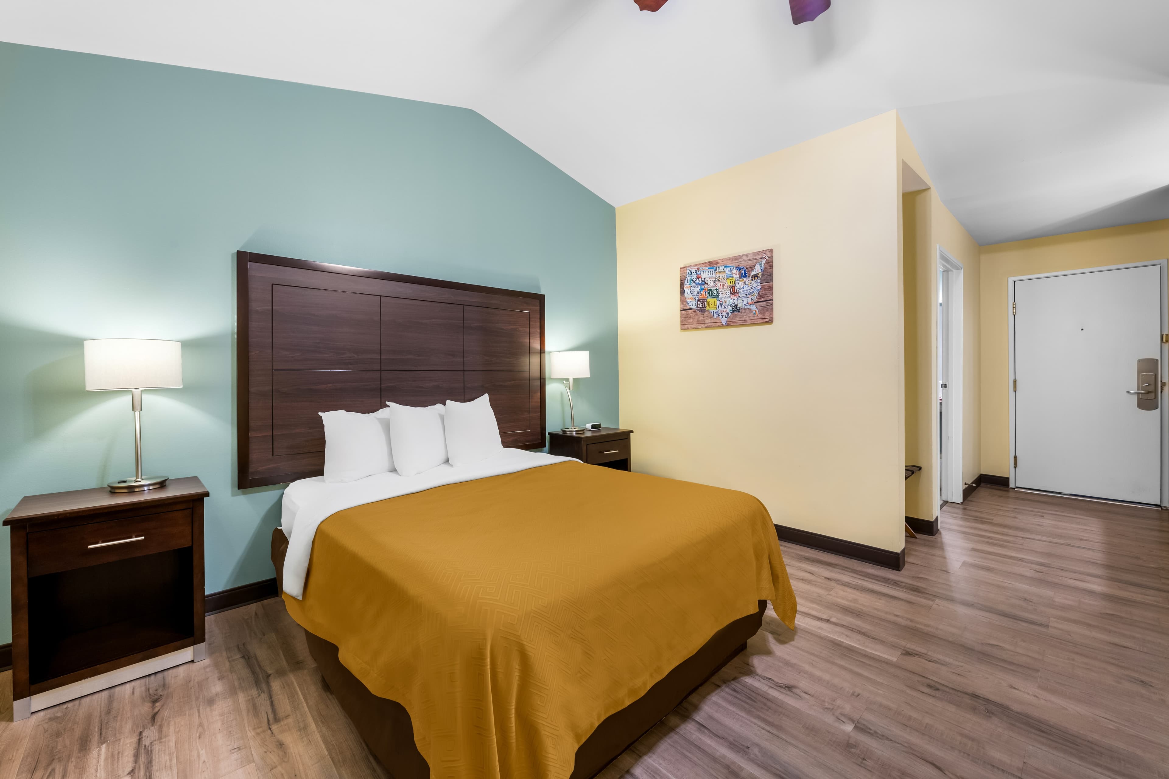 Econo Lodge Inn & Suites Eau Claire South — 4
