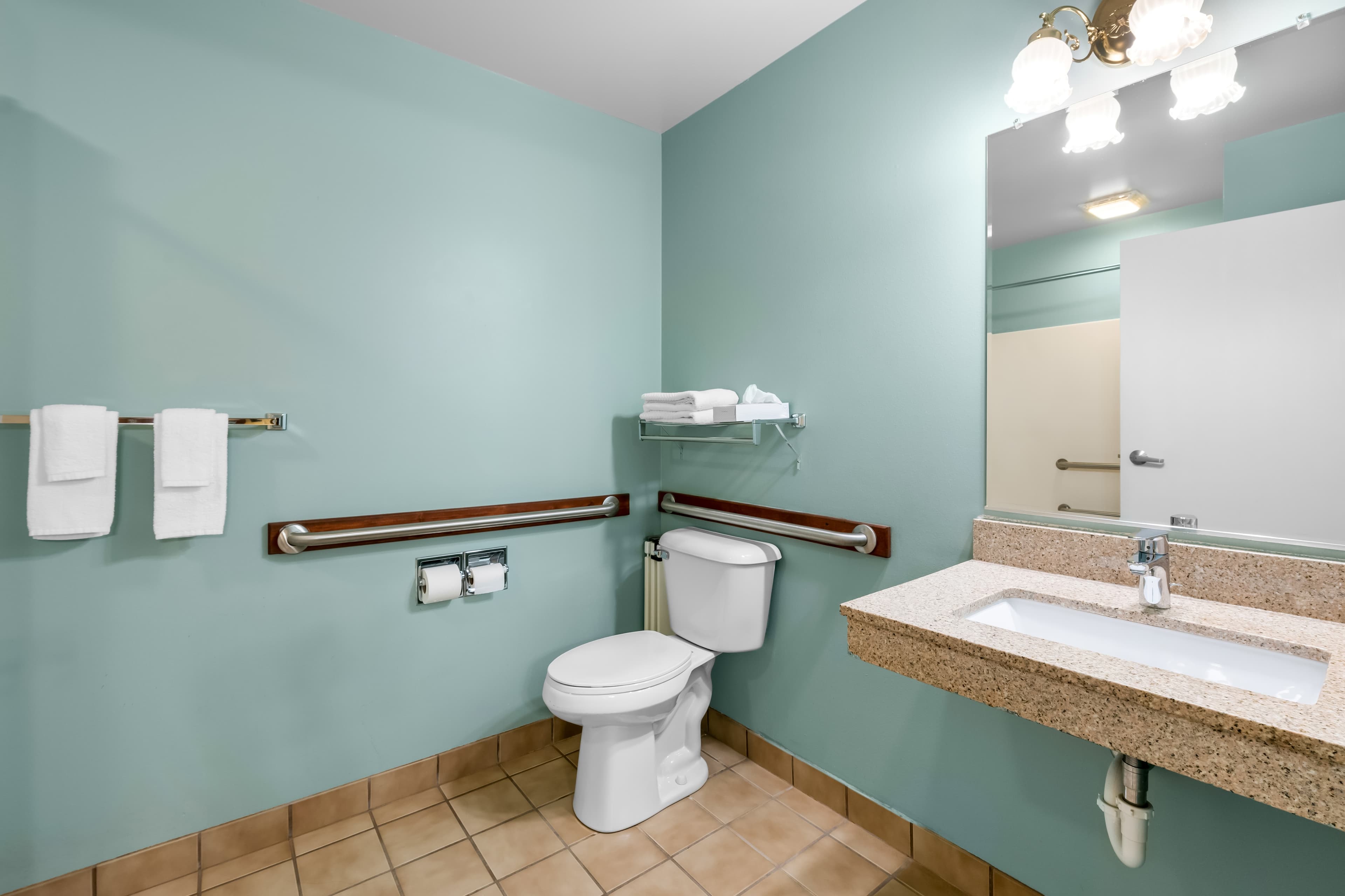 Econo Lodge Inn & Suites Eau Claire South — 5