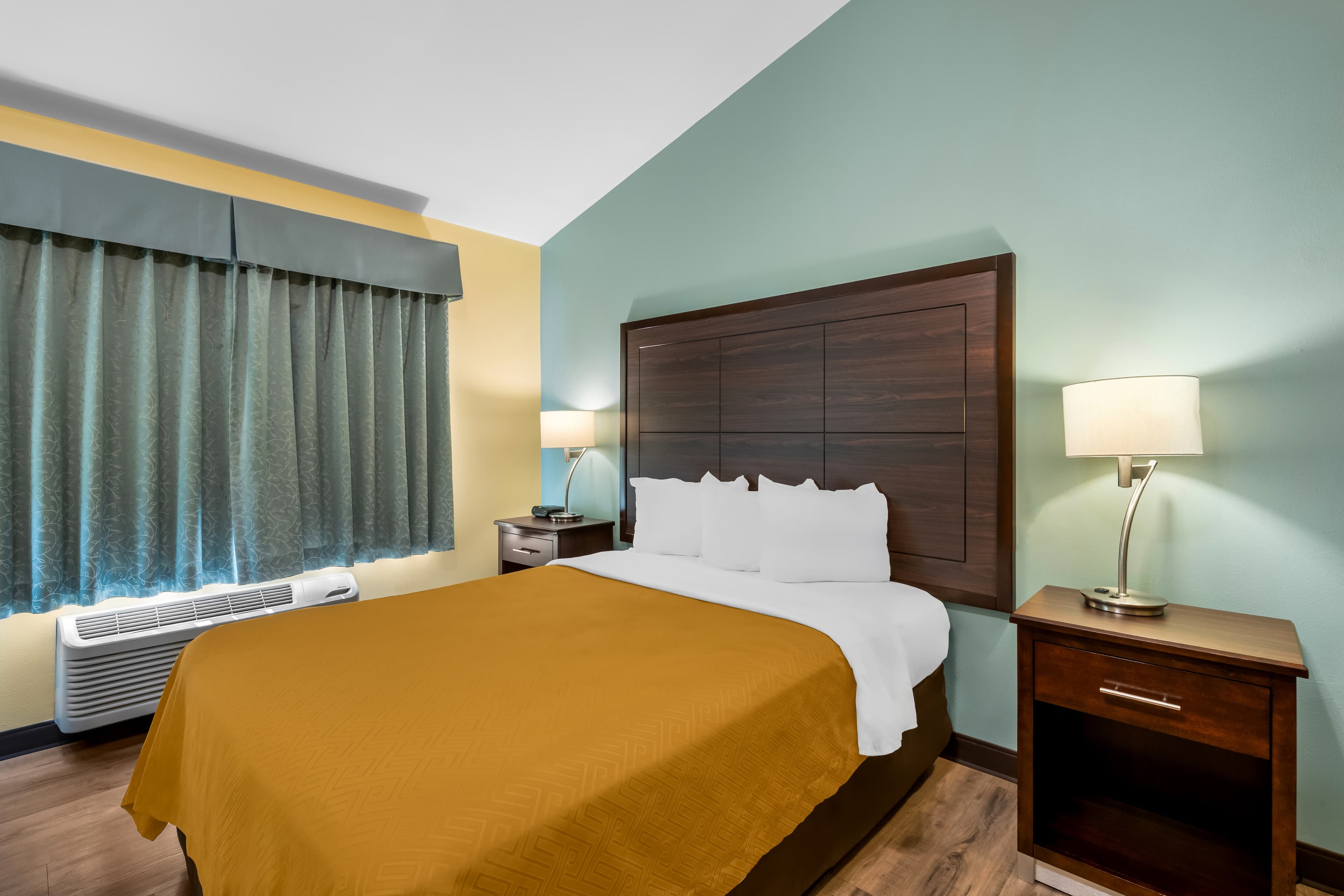 Econo Lodge Inn & Suites Eau Claire South — 7