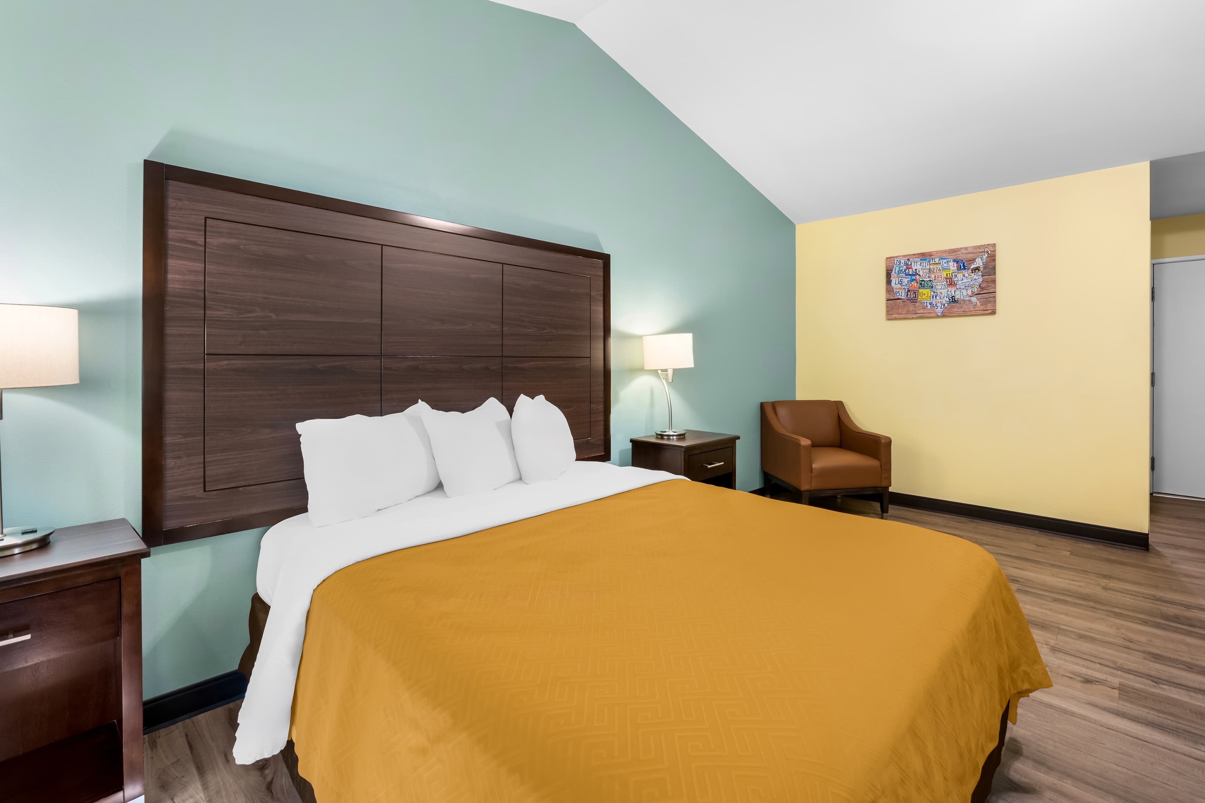 Econo Lodge Inn & Suites Eau Claire South — 8