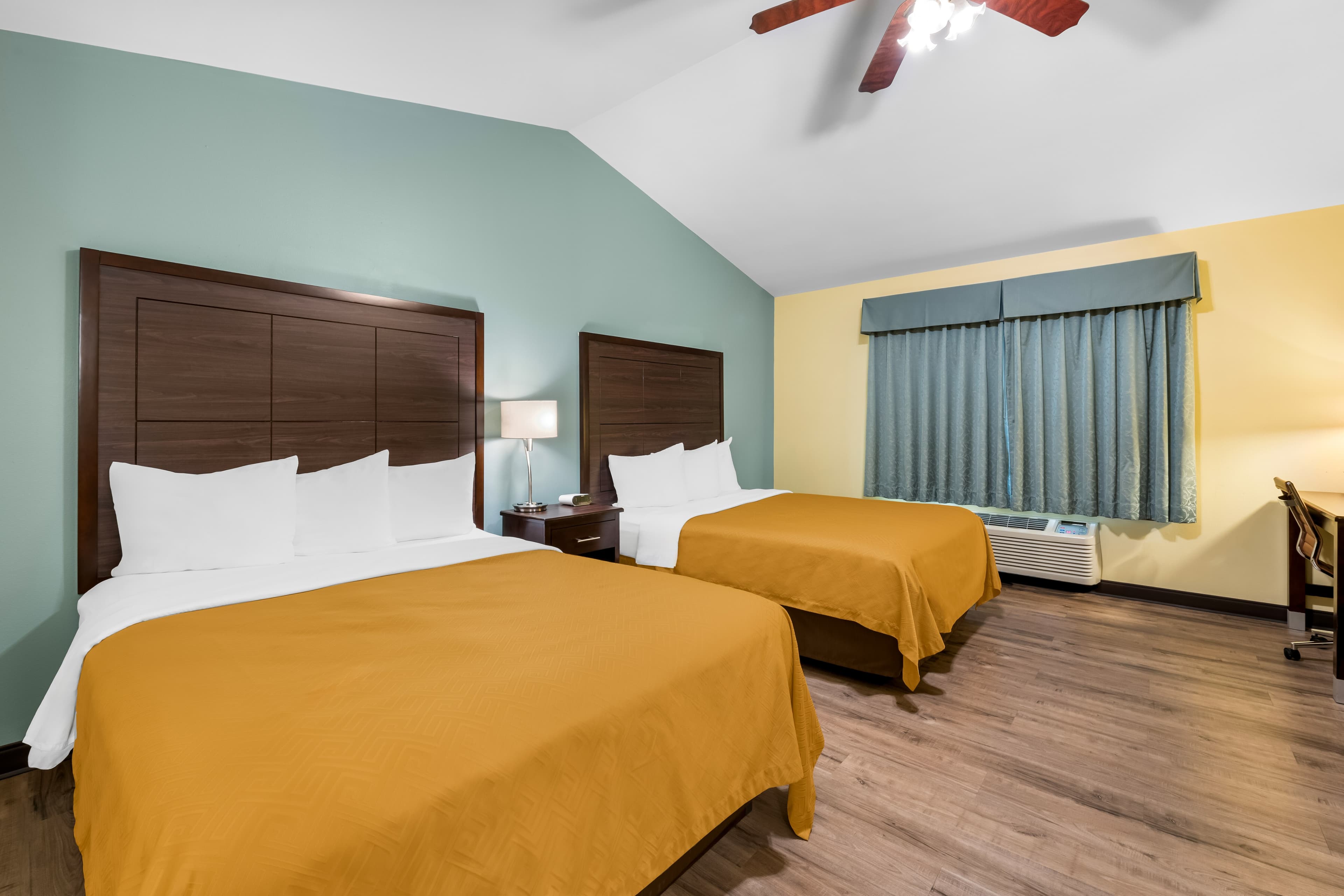Econo Lodge Inn & Suites Eau Claire South — 13