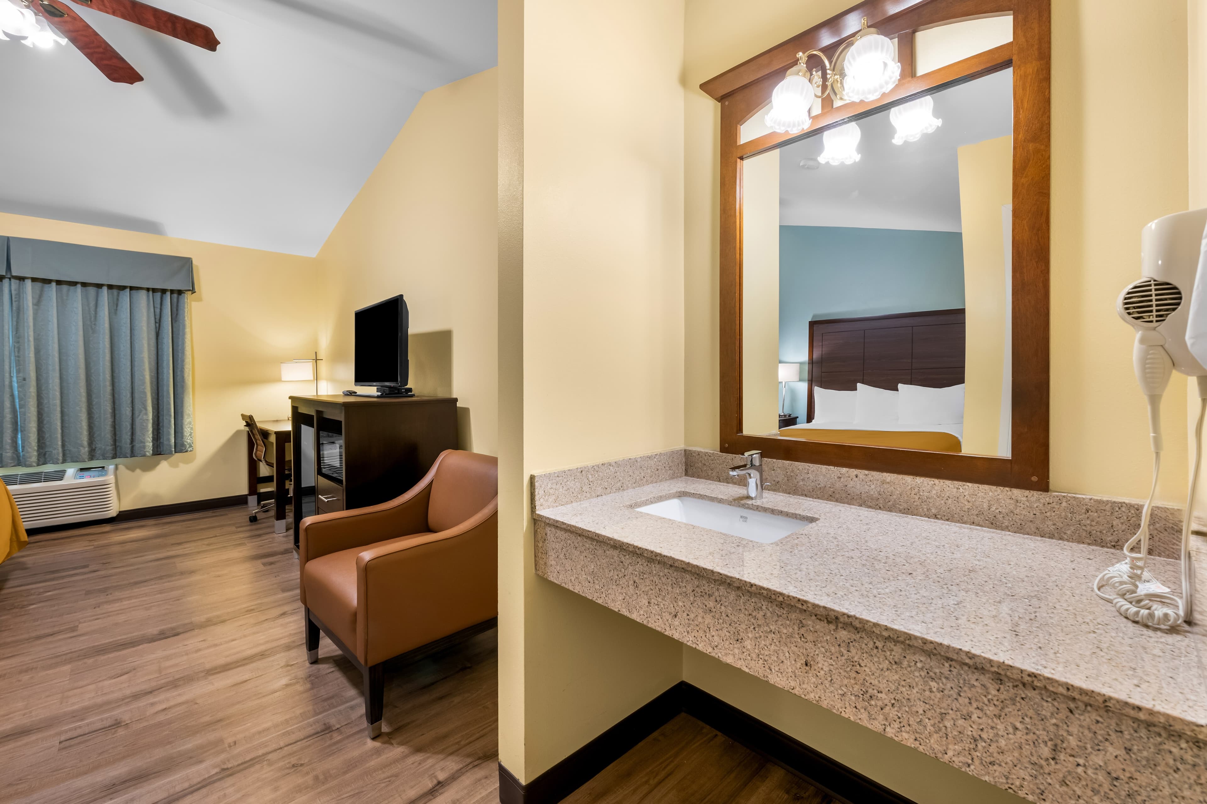 Econo Lodge Inn & Suites Eau Claire South — 14