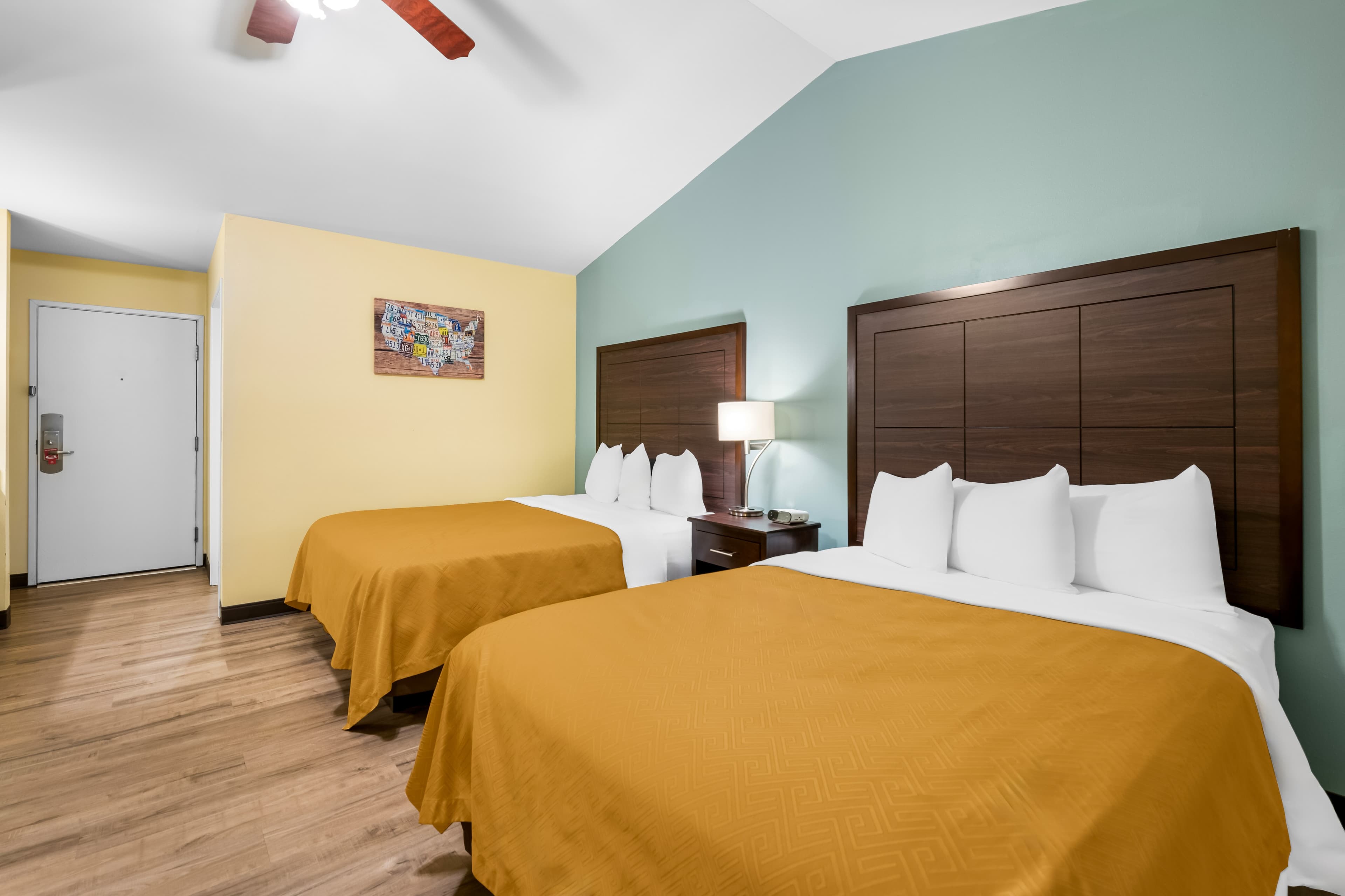 Econo Lodge Inn & Suites Eau Claire South — 16