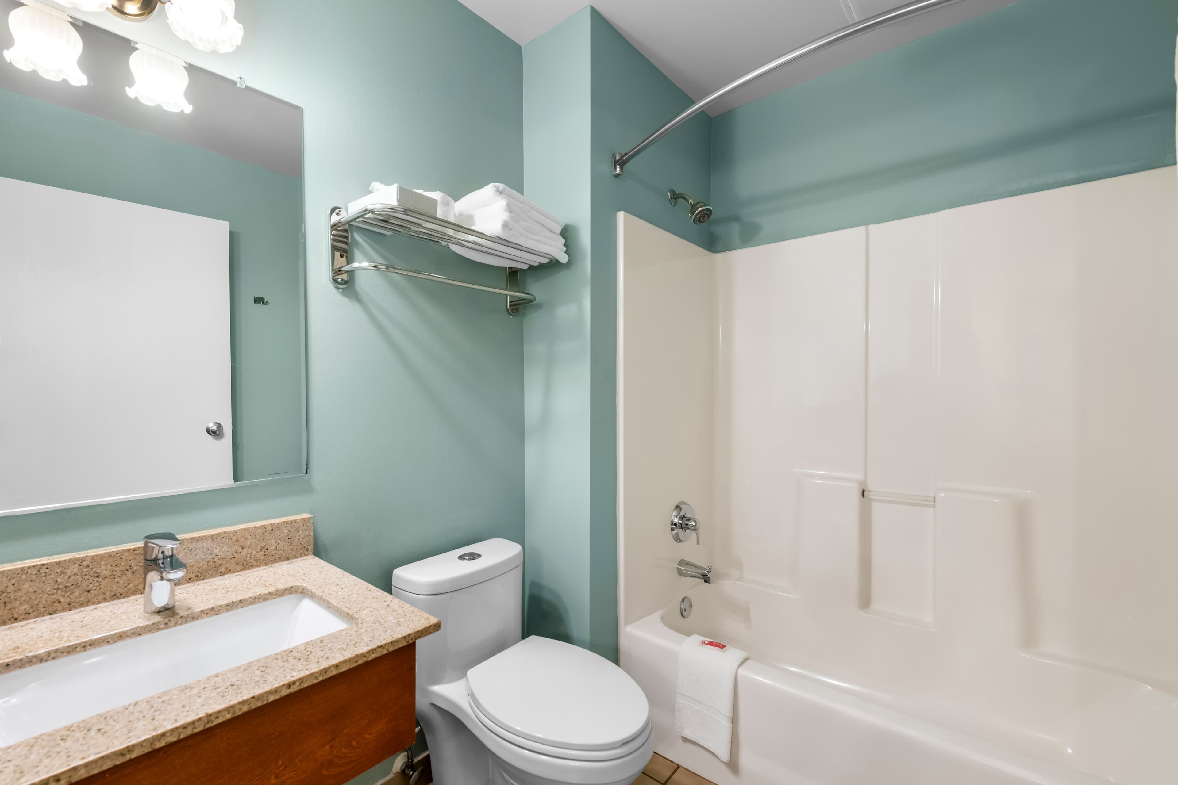 Econo Lodge Inn & Suites Eau Claire South — 17