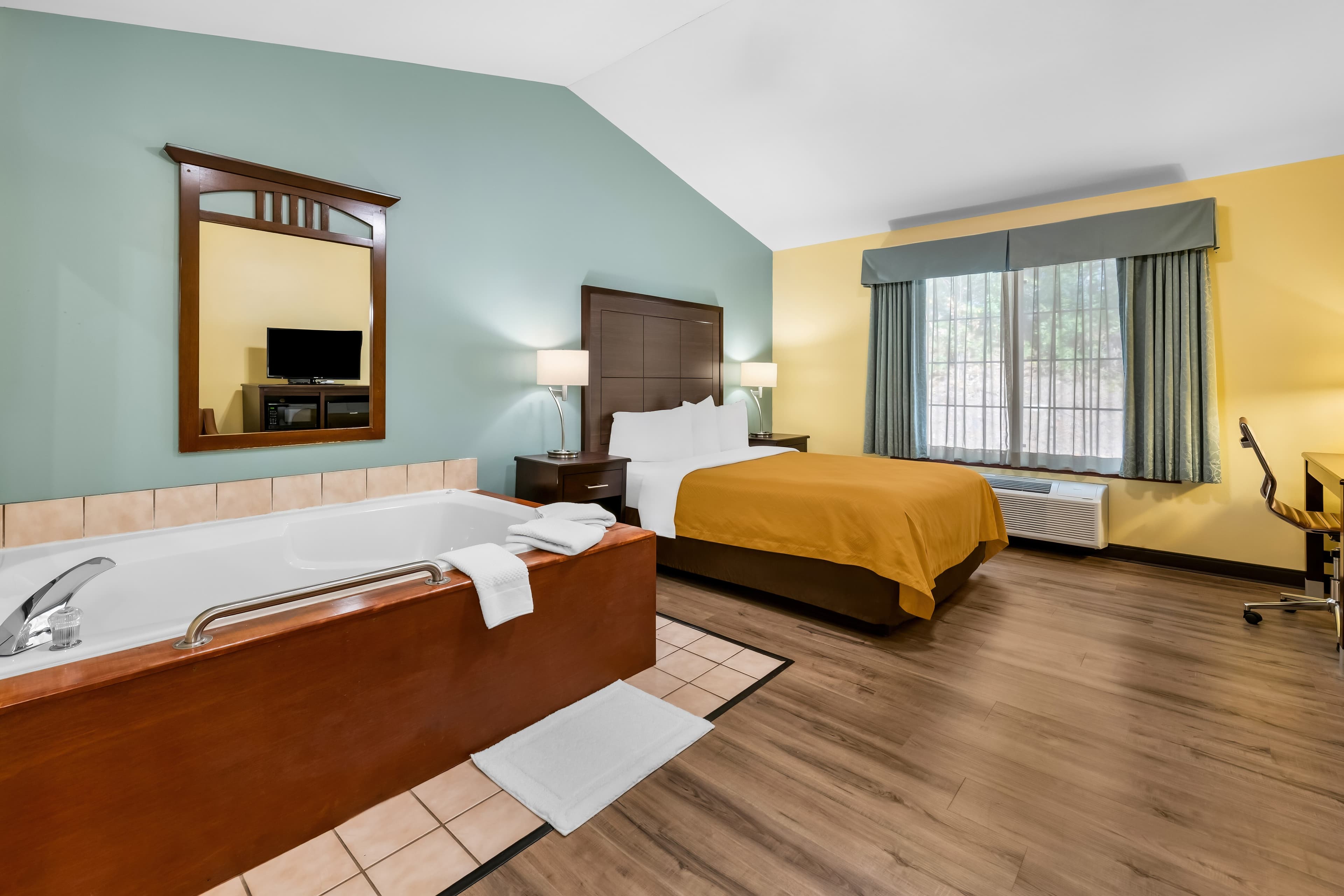 Econo Lodge Inn & Suites Eau Claire South — 9