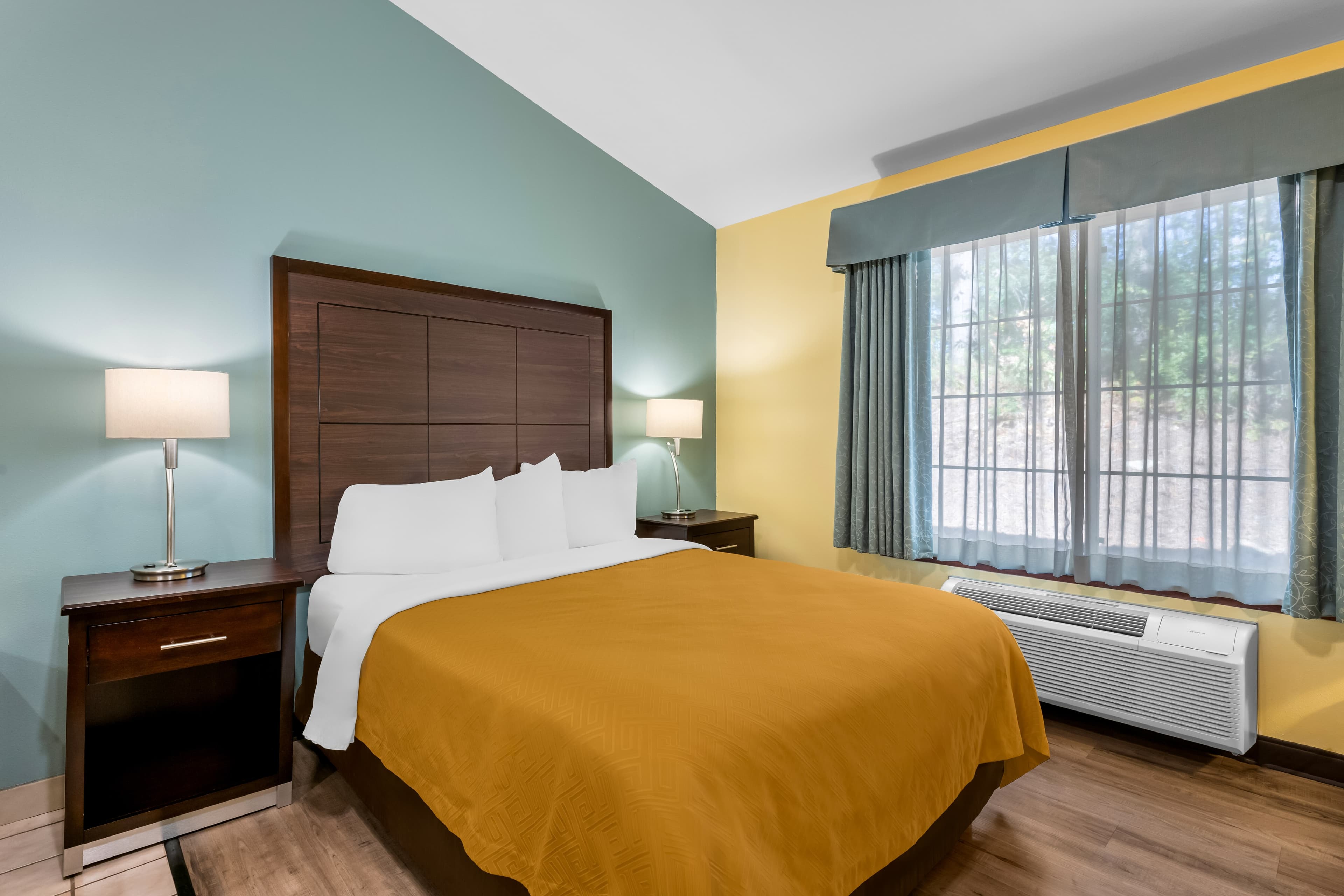 Econo Lodge Inn & Suites Eau Claire South — 10