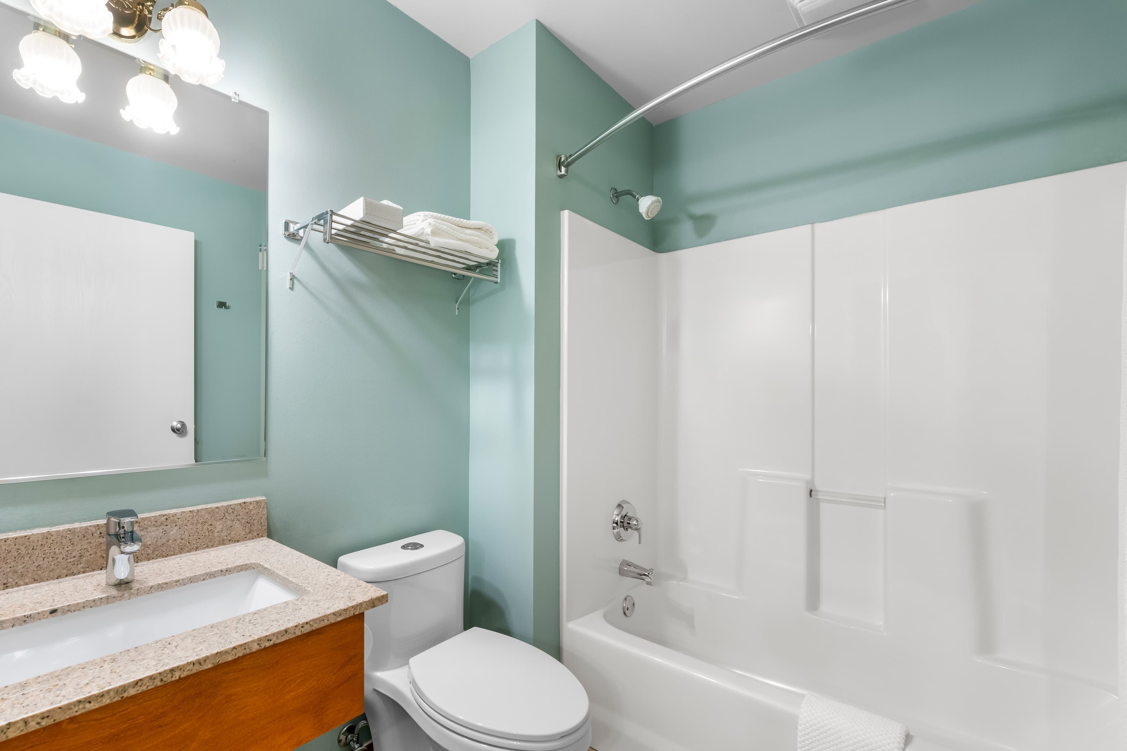 Econo Lodge Inn & Suites Eau Claire South — 12
