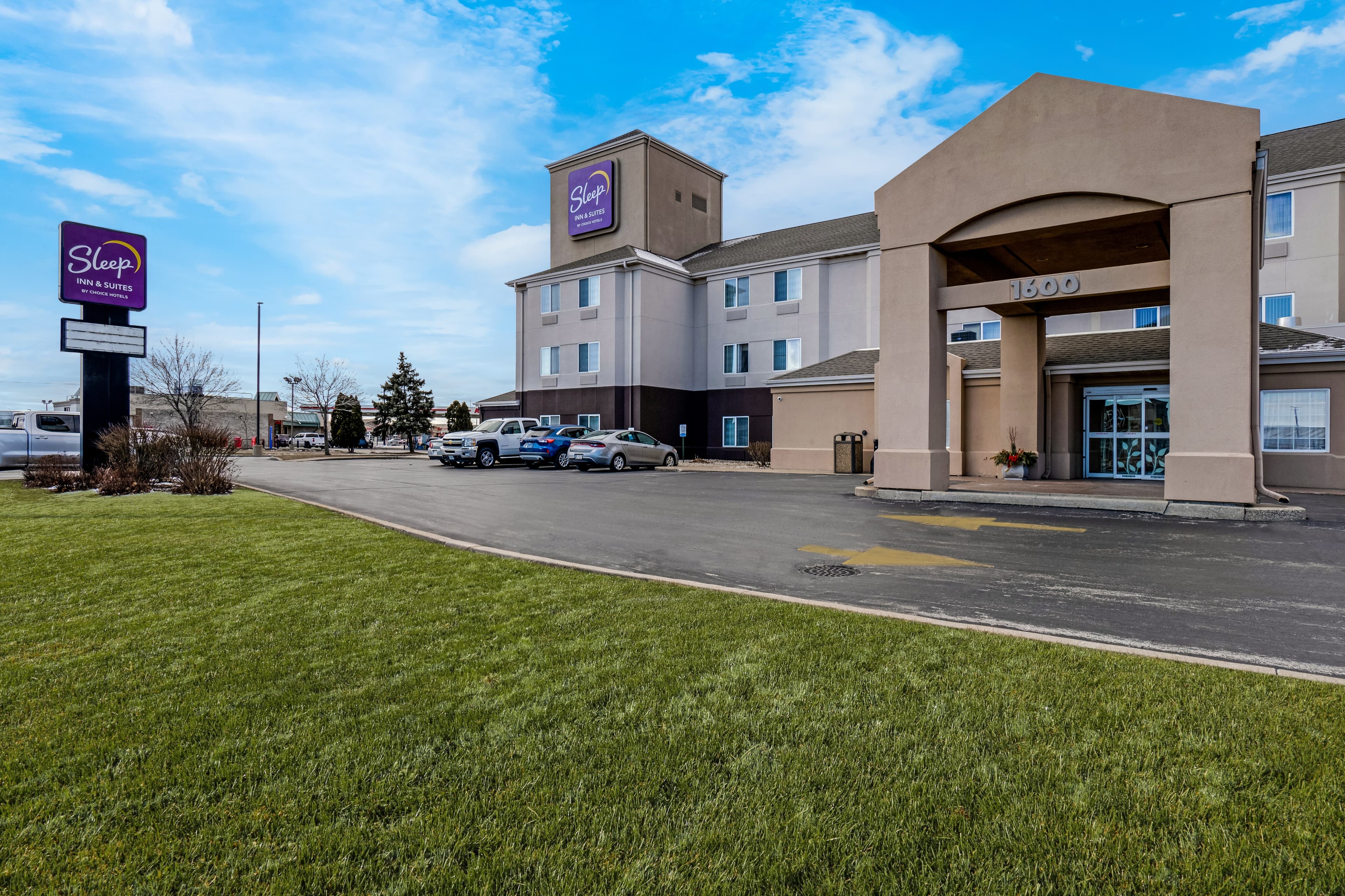 Sleep Inn & Suites Green Bay South - Image 1