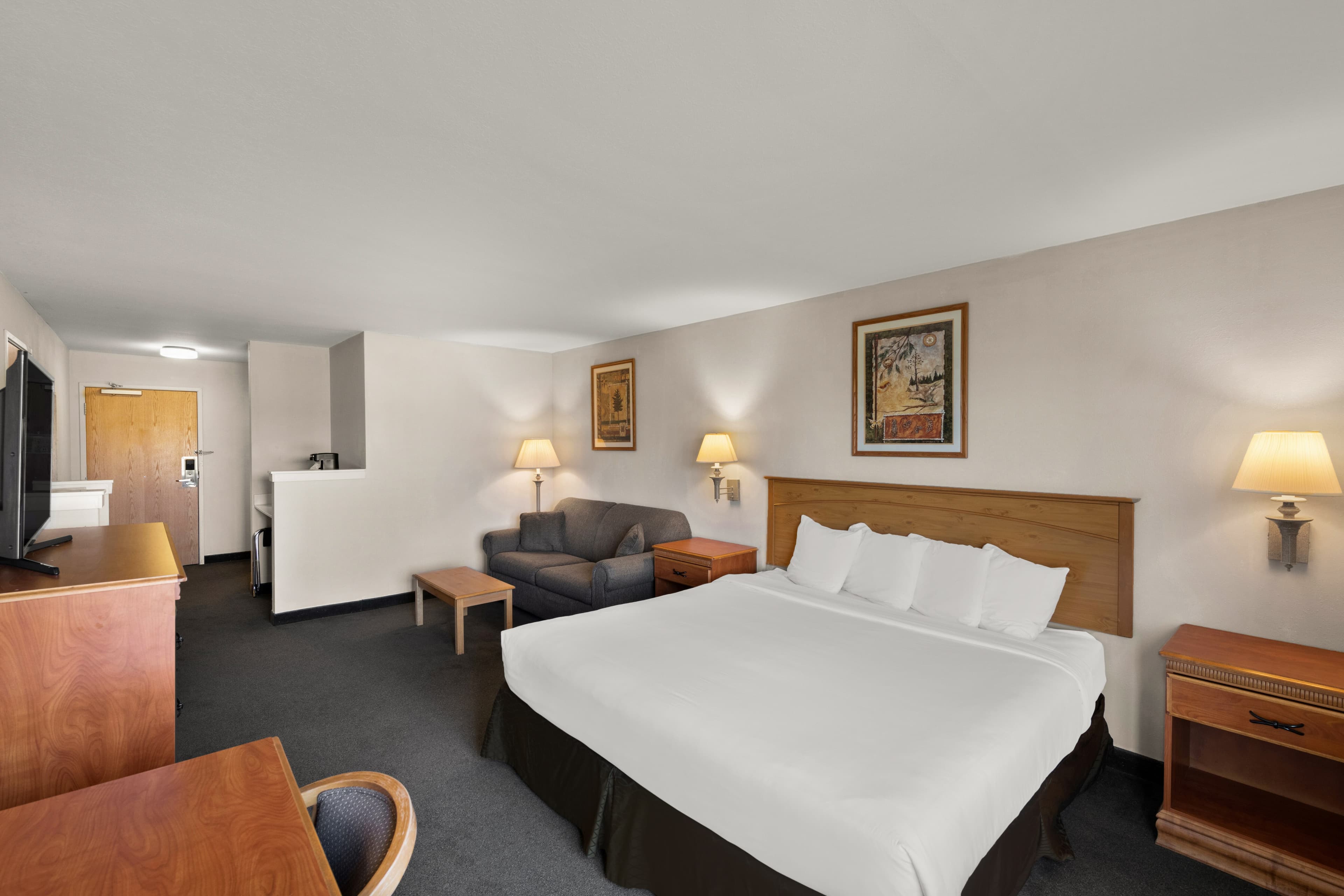 Rodeway Inn & Suites Tomahawk - Image 3
