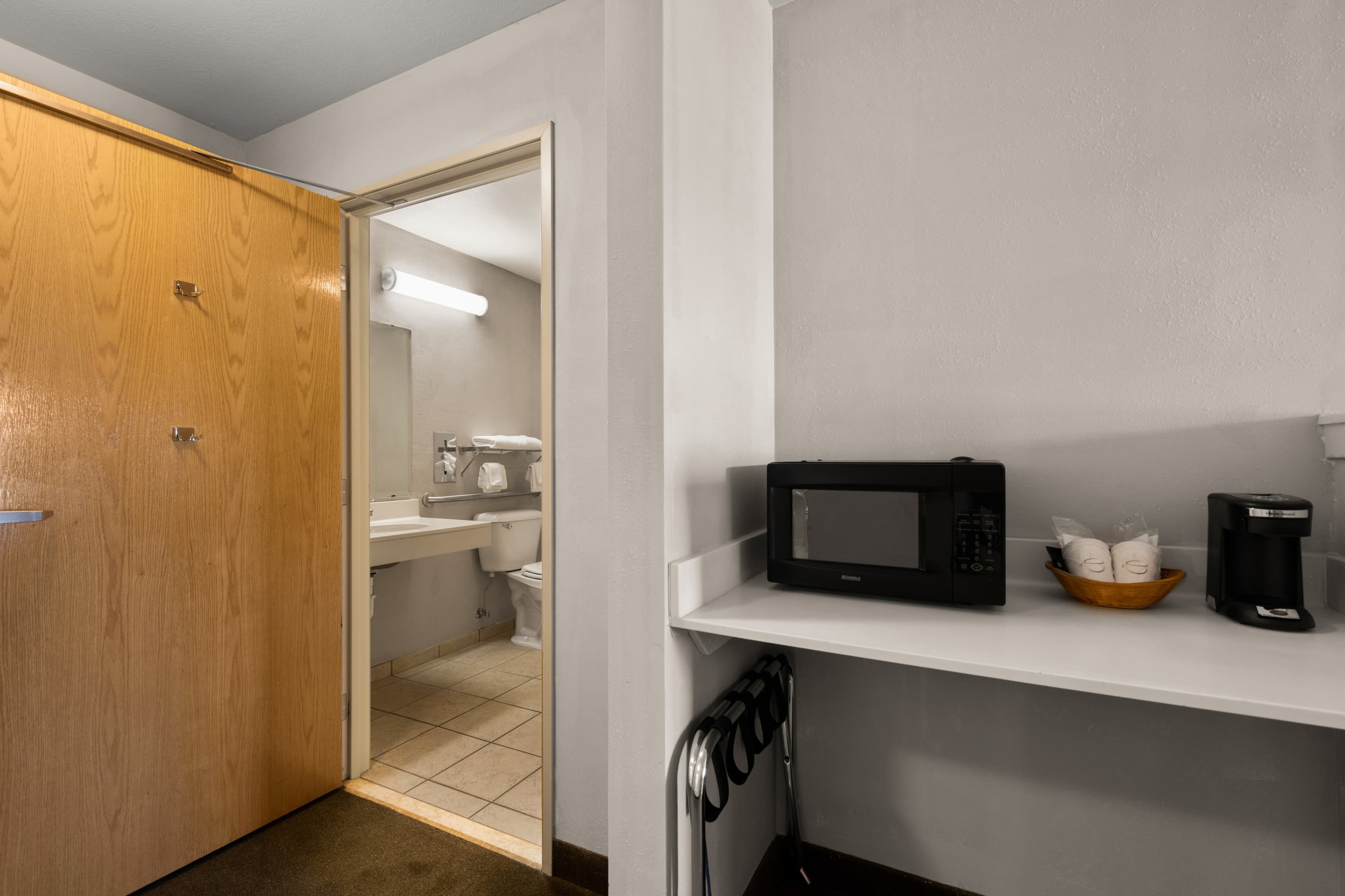 Rodeway Inn & Suites Tomahawk - Image 4