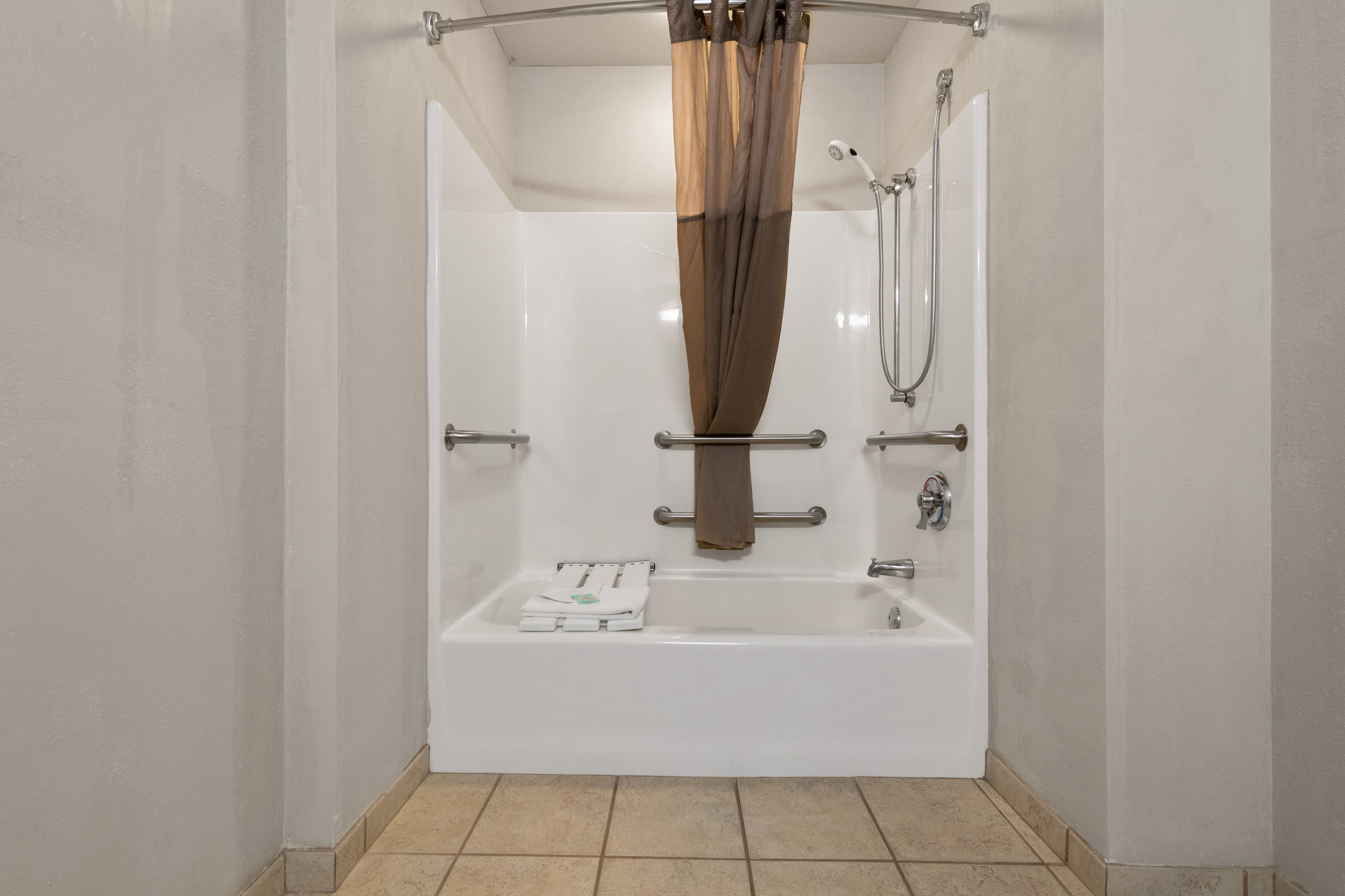 Rodeway Inn & Suites Tomahawk - Image 5