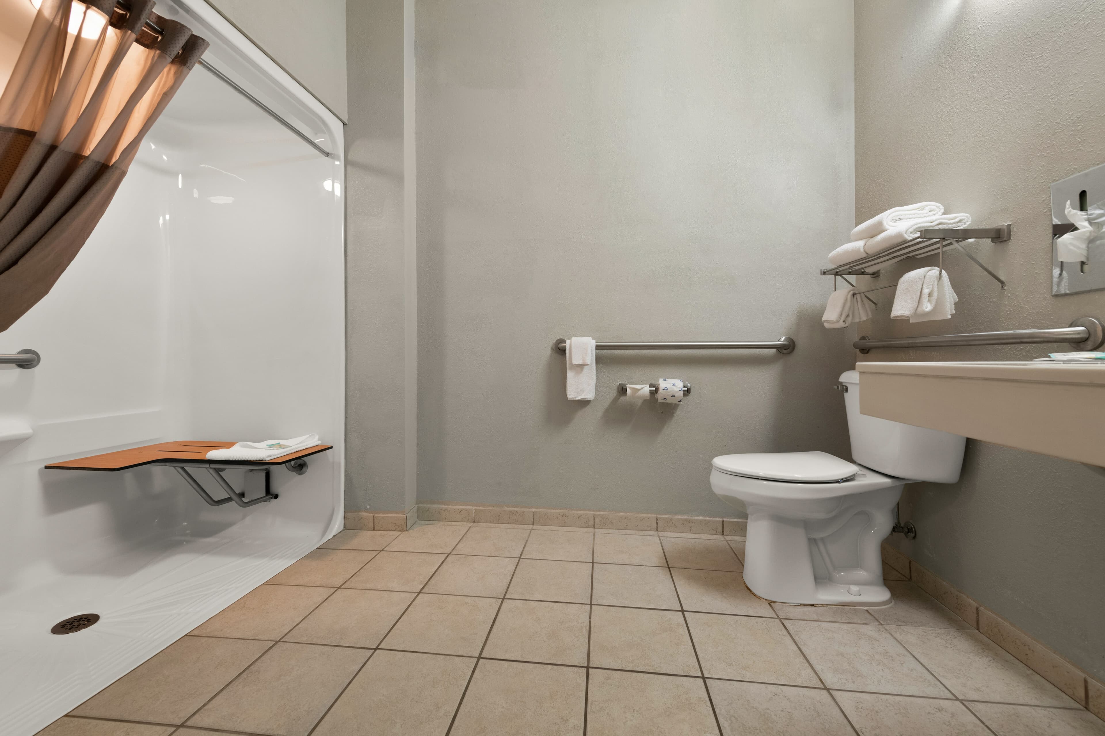 Rodeway Inn & Suites Tomahawk — 9